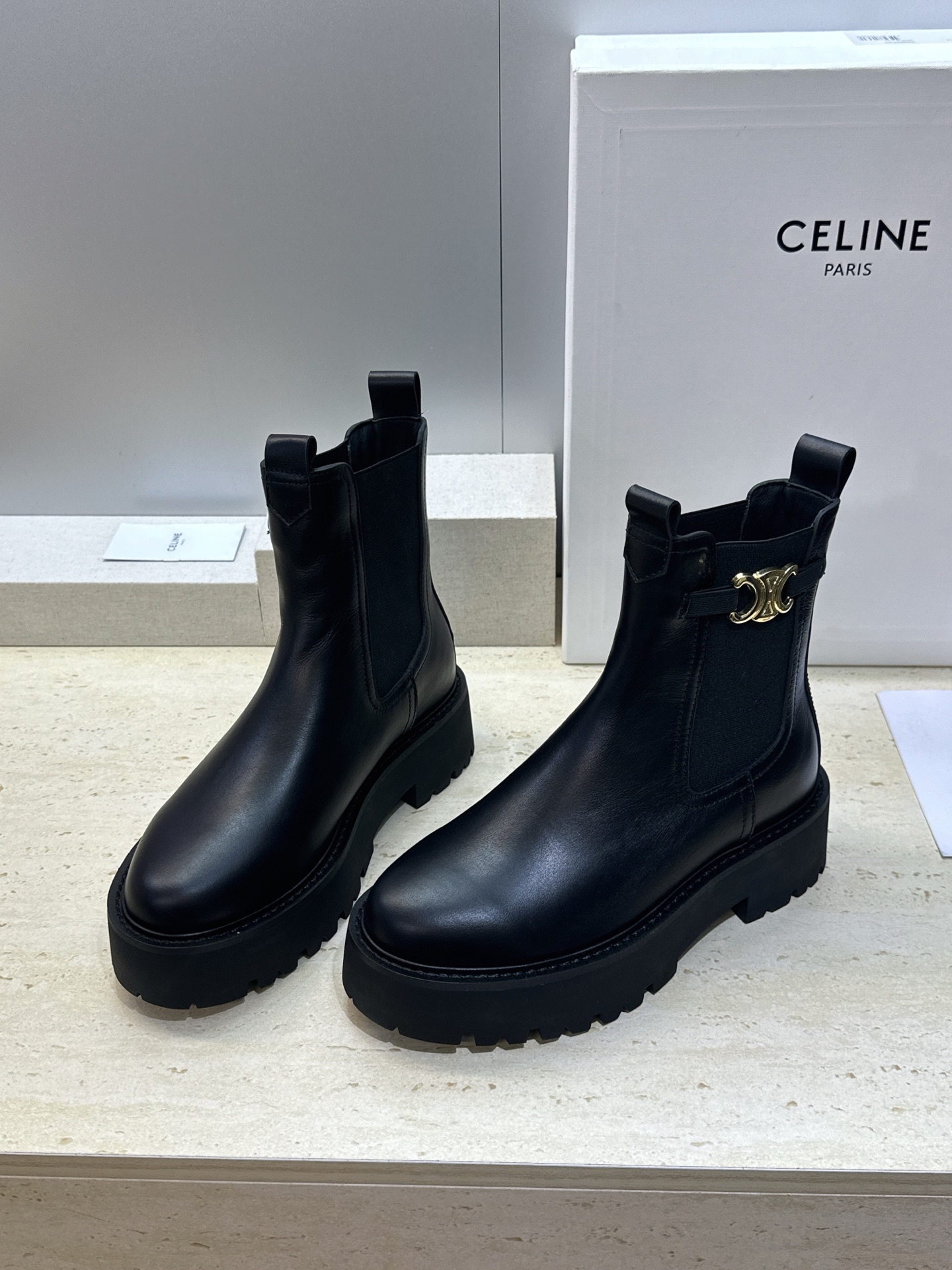 CELINE 2026秋冬新款切尔西机车女短靴 瑟琳字母logo五金扣厚底低跟圆头骑士靴材质:鞋面进口小