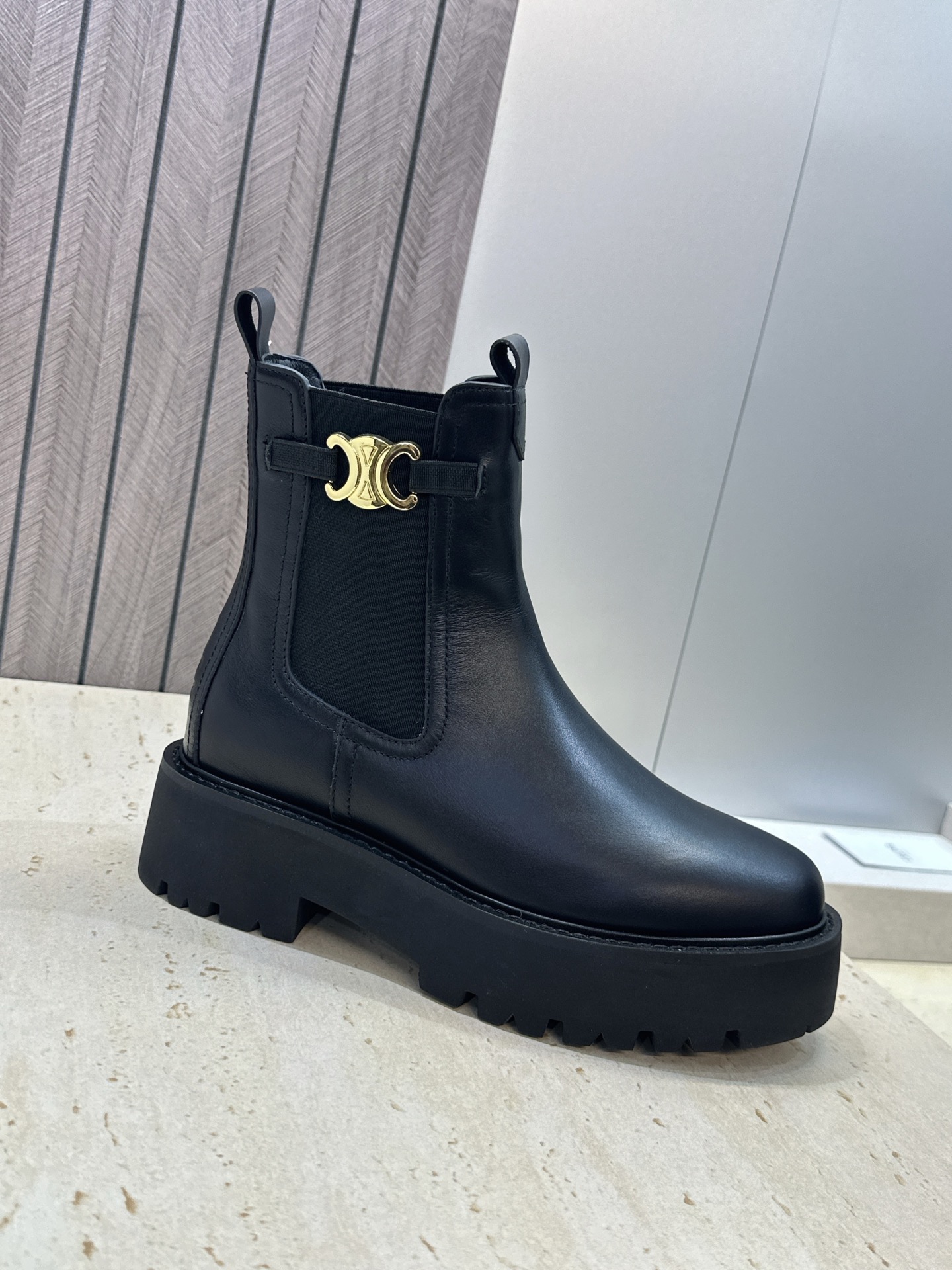 CELINE 2026秋冬新款切尔西机车女短靴 瑟琳字母logo五金扣厚底低跟圆头骑士靴材质:鞋面进口小