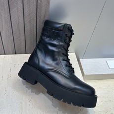 CELINE 2026秋冬新款系带机车女短靴 瑟琳字母logo厚底低跟圆头骑士登山靴材质:鞋面定制进口小 CELINE 2026秋冬新款系带机车女短靴 瑟琳字母logo厚底低跟圆头骑士登山靴材质:鞋面定制进口小