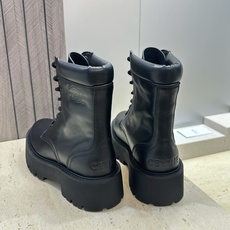 CELINE 2026秋冬新款系带机车女短靴 瑟琳字母logo厚底低跟圆头骑士登山靴材质:鞋面定制进口小 CELINE 2026秋冬新款系带机车女短靴 瑟琳字母logo厚底低跟圆头骑士登山靴材质:鞋面定制进口小