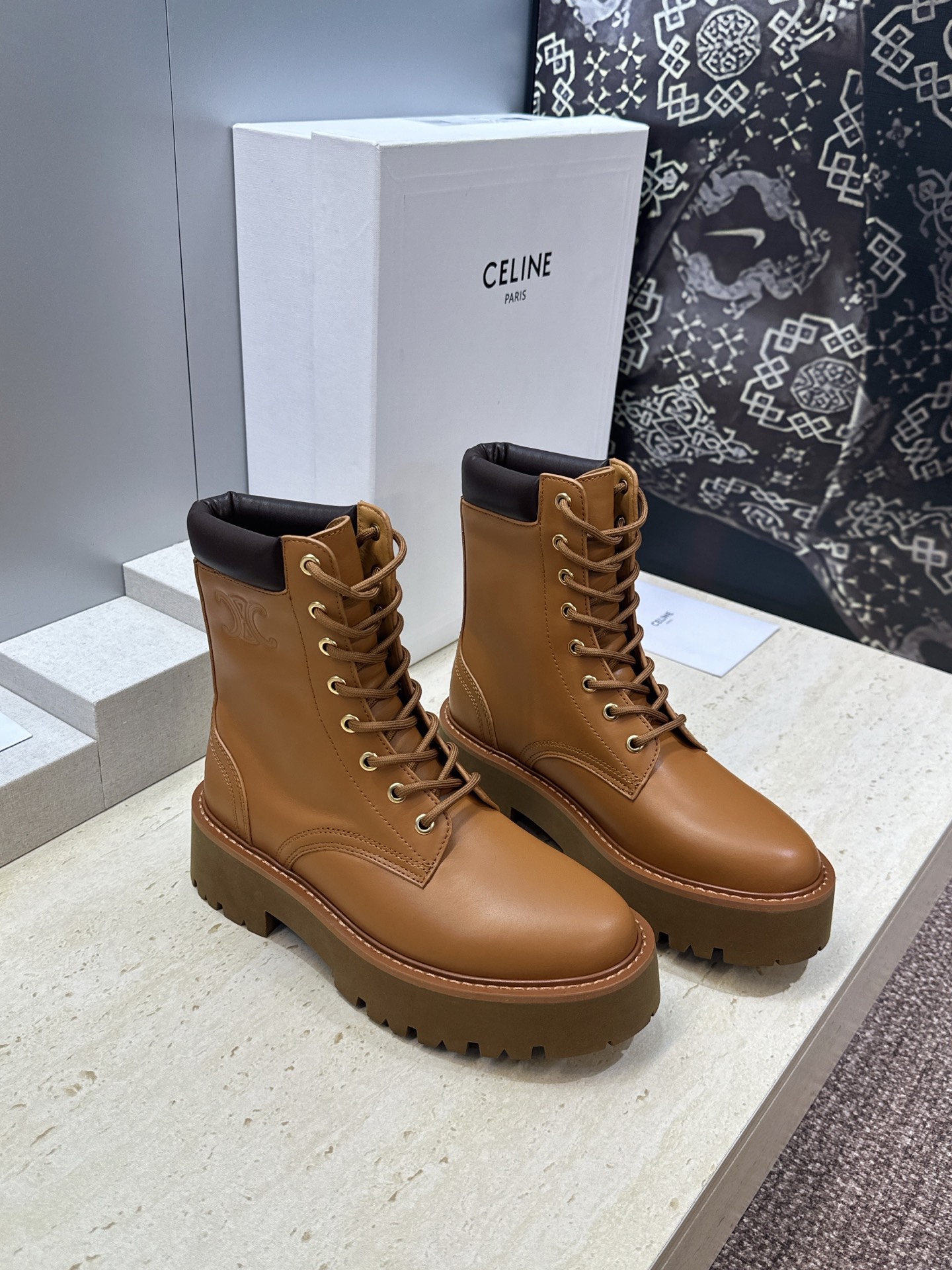 CELINE 2026秋冬新款系带机车女短靴 瑟琳字母logo厚底低跟圆头骑士登山靴材质:鞋面定制进口小