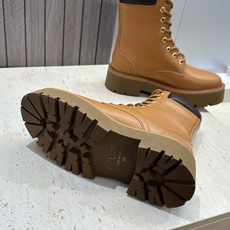 CELINE 2026秋冬新款系带机车女短靴 瑟琳字母logo厚底低跟圆头骑士登山靴材质:鞋面定制进口小 CELINE 2026秋冬新款系带机车女短靴 瑟琳字母logo厚底低跟圆头骑士登山靴材质:鞋面定制进口小