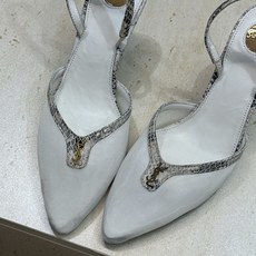 SAINT LAURENT PARIS 圣罗兰2026春夏新款高跟尖头女鞋 YSL字母logo明星同款 SAINT LAURENT PARIS 圣罗兰2026春夏新款高跟尖头女鞋 YSL字母logo明星同款