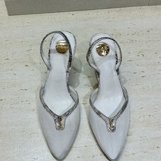 SAINT LAURENT PARIS 圣罗兰2026春夏新款高跟尖头女鞋 YSL字母logo明星同款 SAINT LAURENT PARIS 圣罗兰2026春夏新款高跟尖头女鞋 YSL字母logo明星同款
