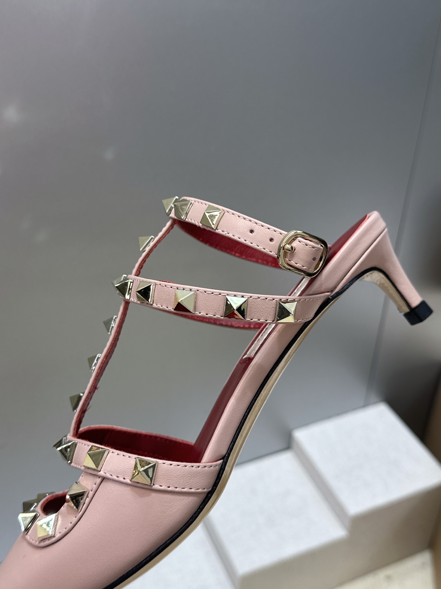 (配全套飞机盒)Valentino 2026早春新款时尚三带铆钉铁头女鞋 华伦天奴字母logo五金扣低跟