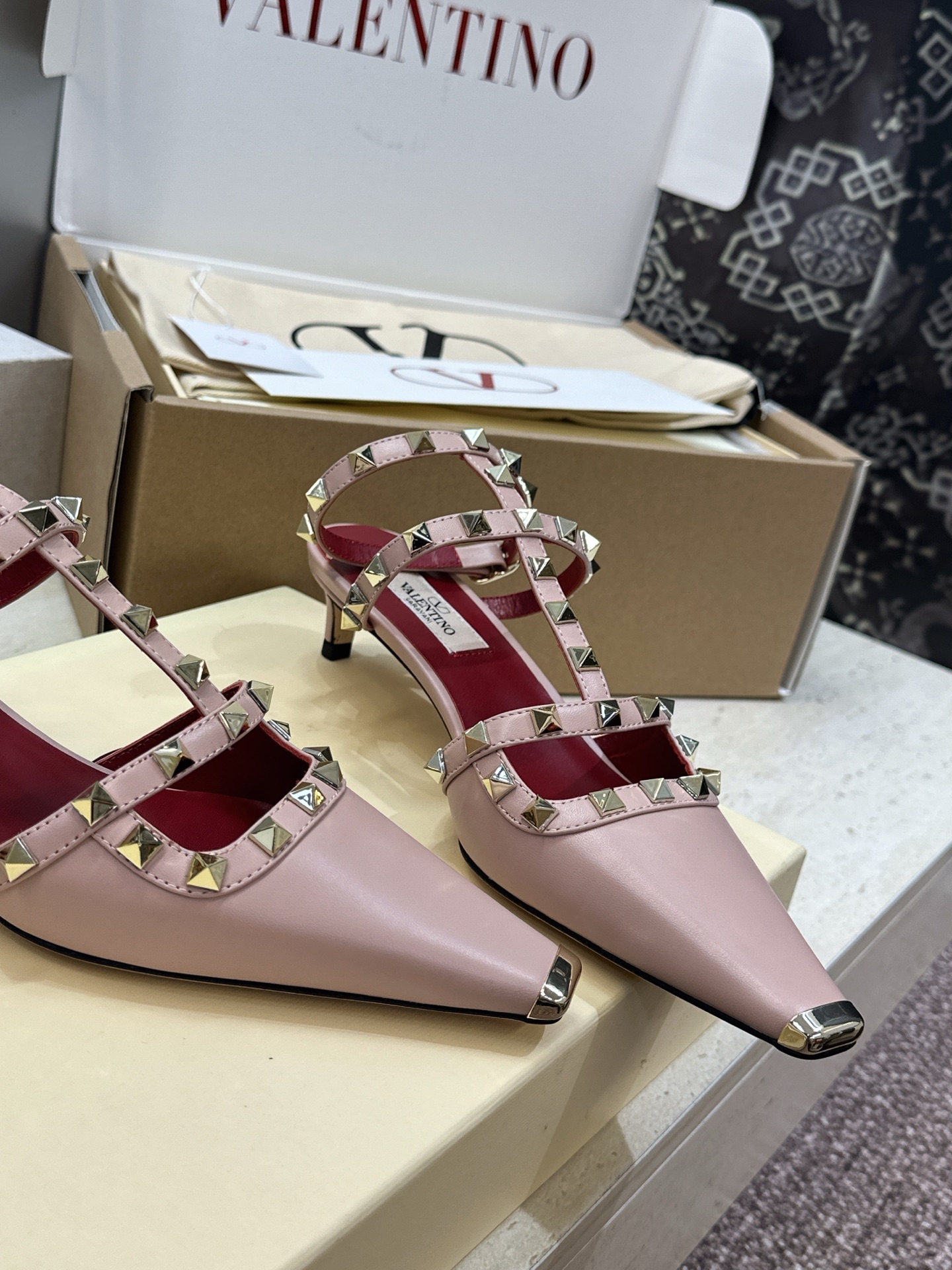 (配全套飞机盒)Valentino 2026早春新款时尚三带铆钉铁头女鞋 华伦天奴字母logo五金扣低跟