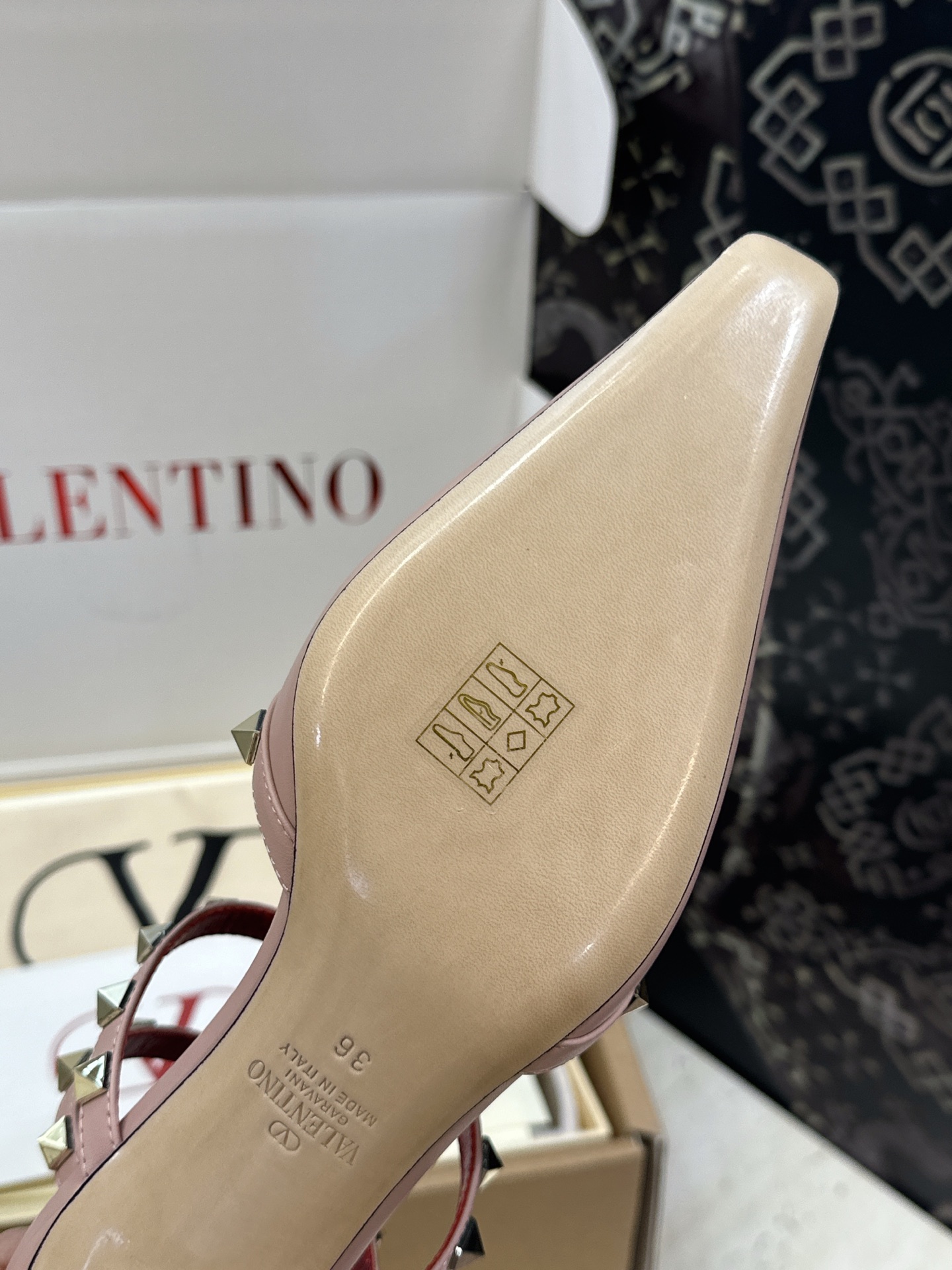 (配全套飞机盒)Valentino 2026早春新款时尚三带铆钉铁头女鞋 华伦天奴字母logo五金扣低跟