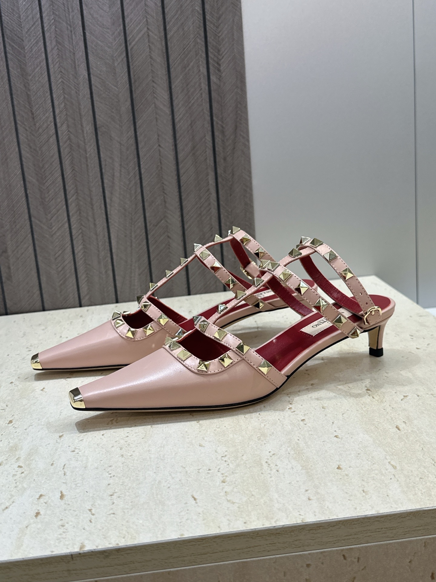 (配全套飞机盒)Valentino 2026早春新款时尚三带铆钉铁头女鞋 华伦天奴字母logo五金扣低跟