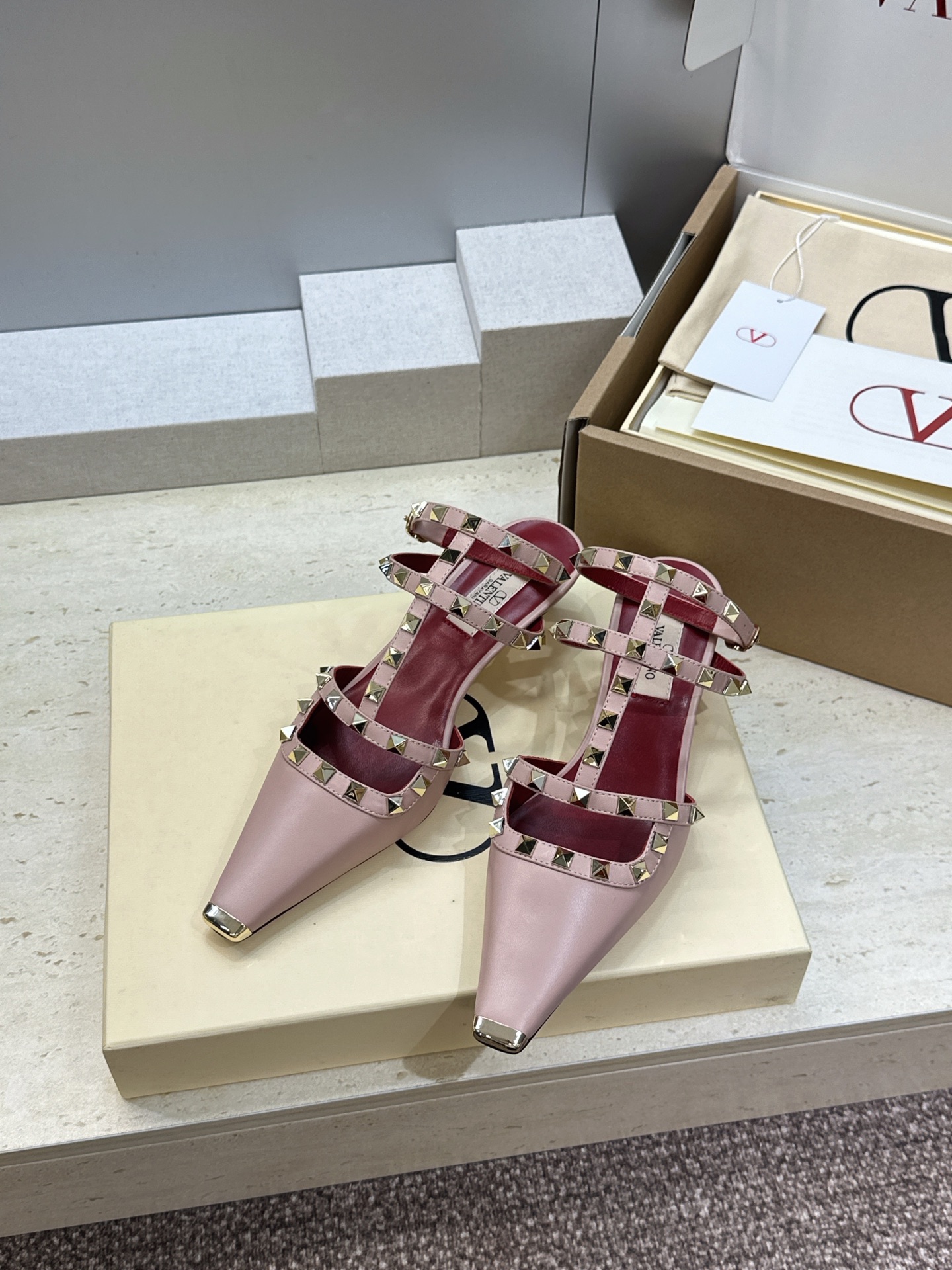 (配全套飞机盒)Valentino 2026早春新款时尚三带铆钉铁头女鞋 华伦天奴字母logo五金扣低跟