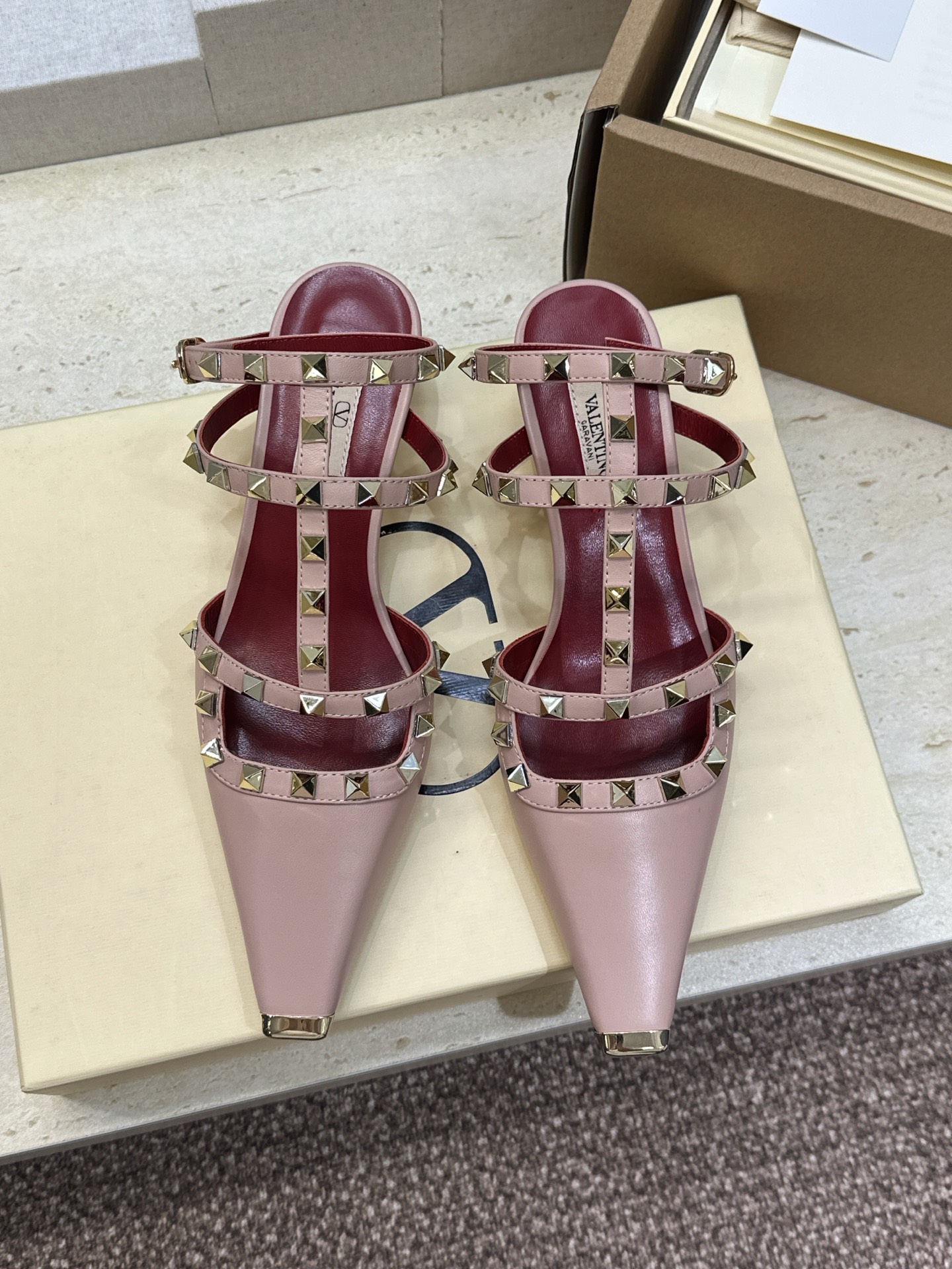 (配全套飞机盒)Valentino 2026早春新款时尚三带铆钉铁头女鞋 华伦天奴字母logo五金扣低跟