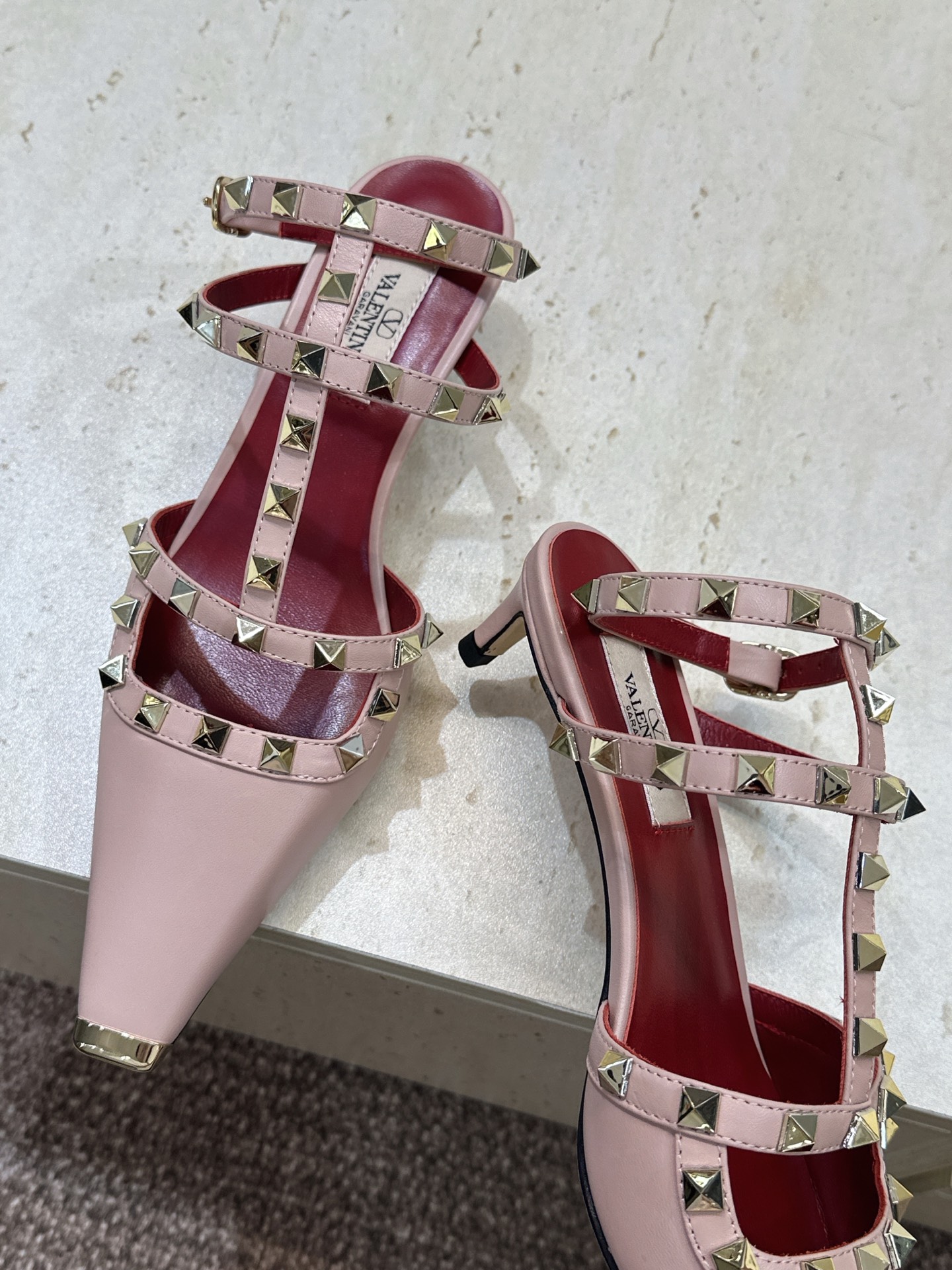 (配全套飞机盒)Valentino 2026早春新款时尚三带铆钉铁头女鞋 华伦天奴字母logo五金扣低跟