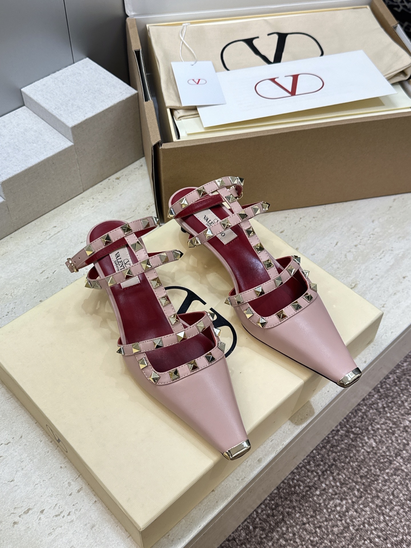 (配全套飞机盒)Valentino 2026早春新款时尚三带铆钉铁头女鞋 华伦天奴字母logo五金扣低跟