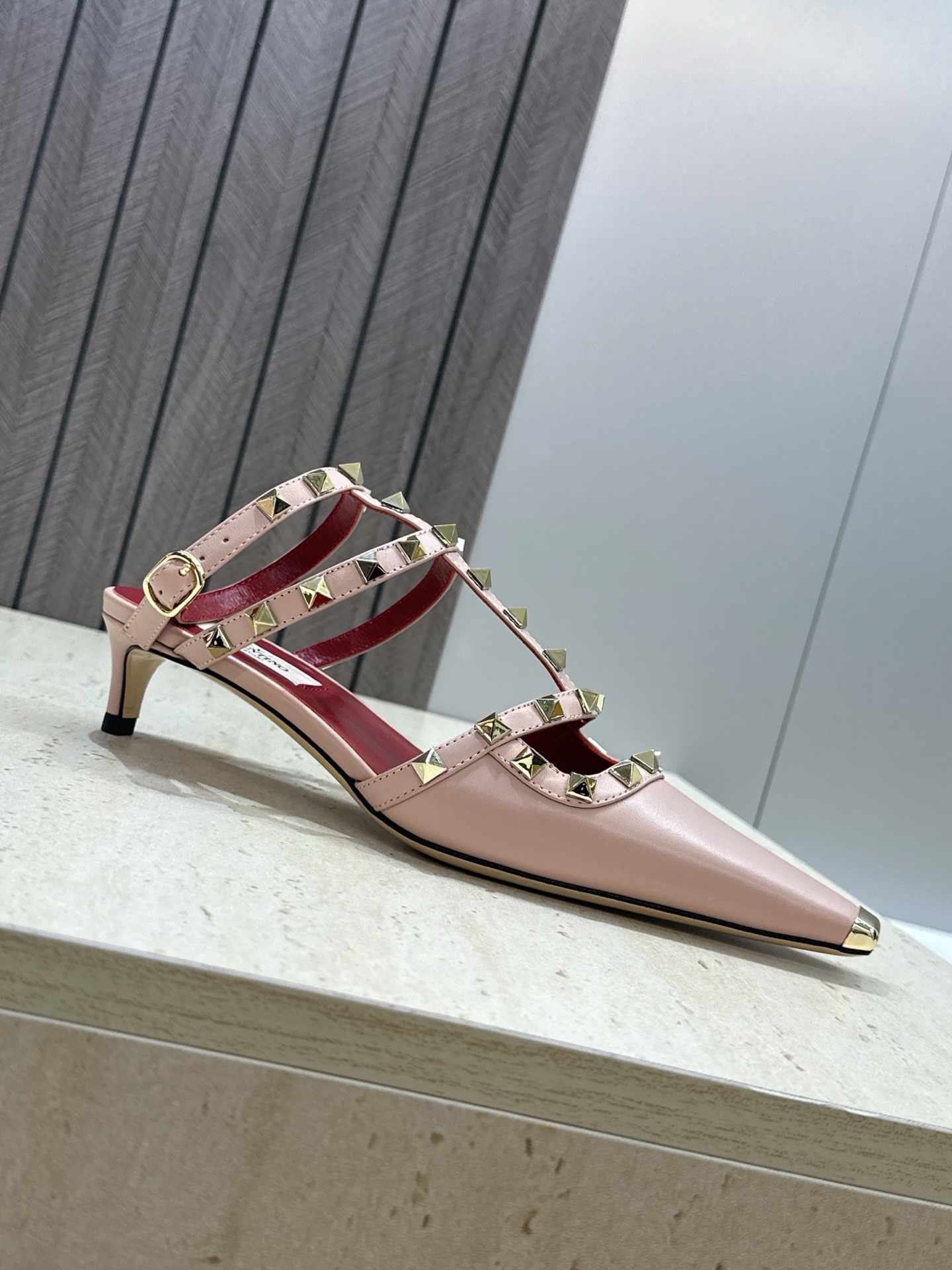 (配全套飞机盒)Valentino 2026早春新款时尚三带铆钉铁头女鞋 华伦天奴字母logo五金扣低跟