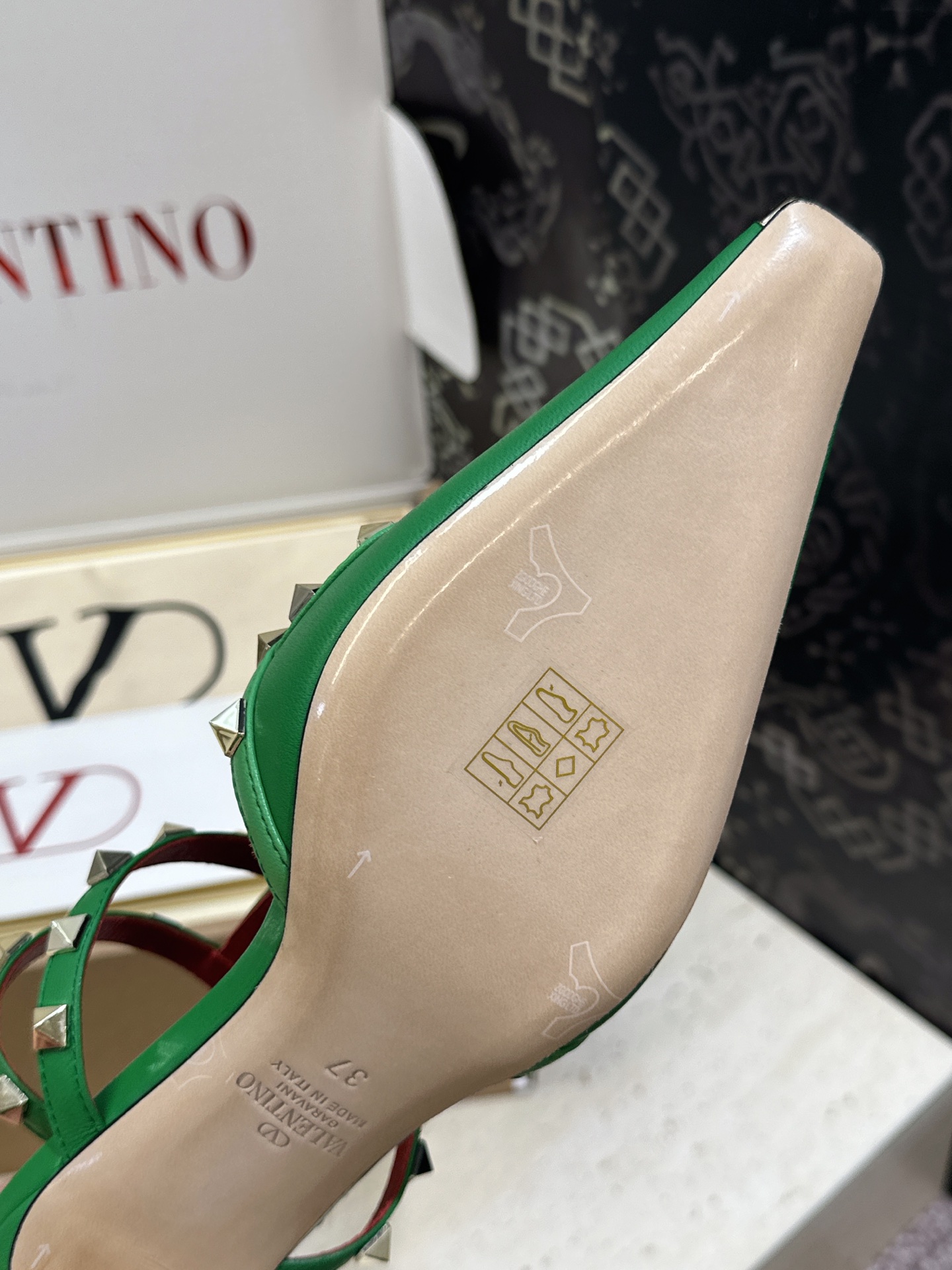 (配全套飞机盒)Valentino 2026早春新款时尚三带铆钉铁头女鞋 华伦天奴字母logo五金扣低跟
