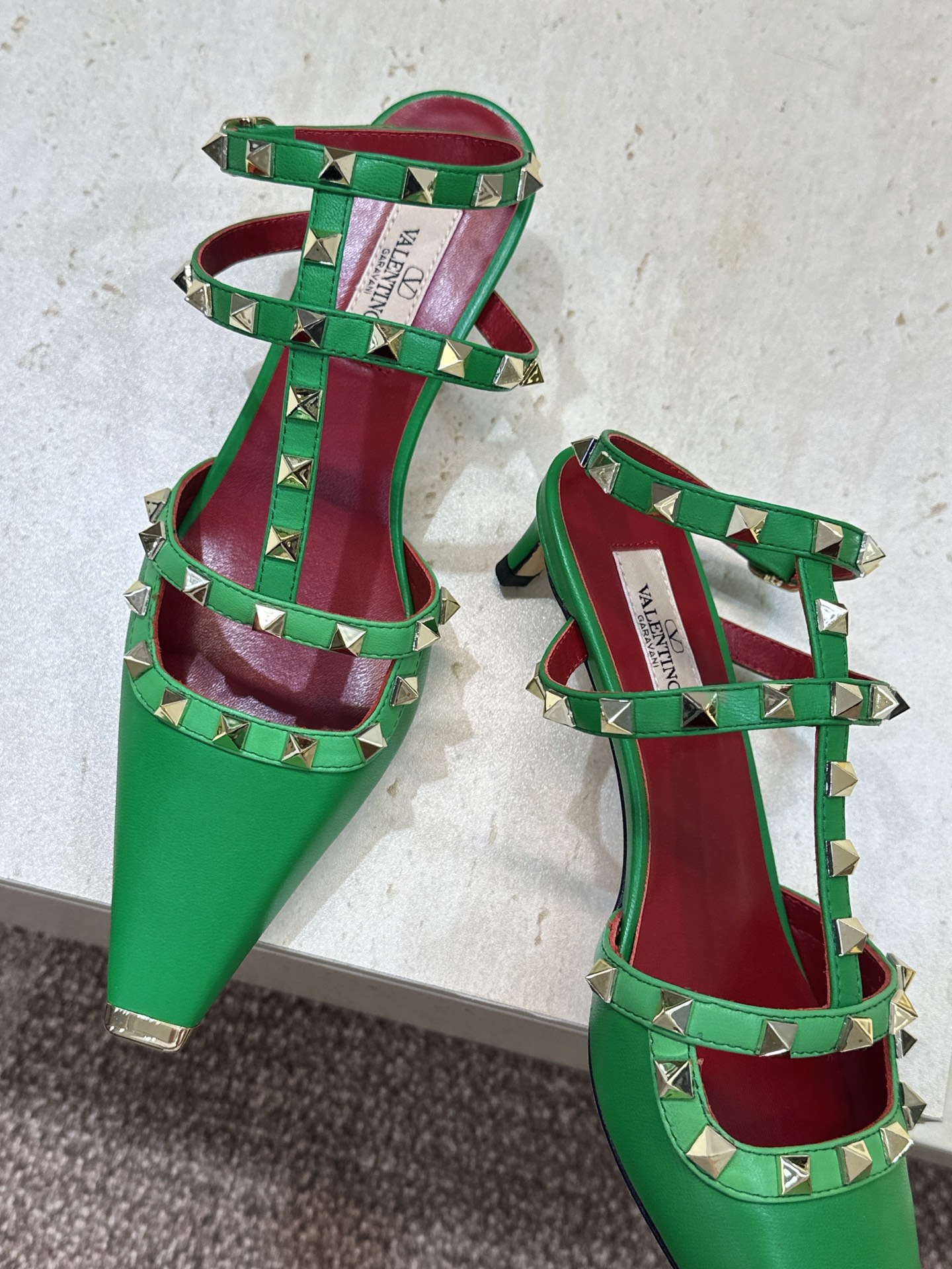 (配全套飞机盒)Valentino 2026早春新款时尚三带铆钉铁头女鞋 华伦天奴字母logo五金扣低跟