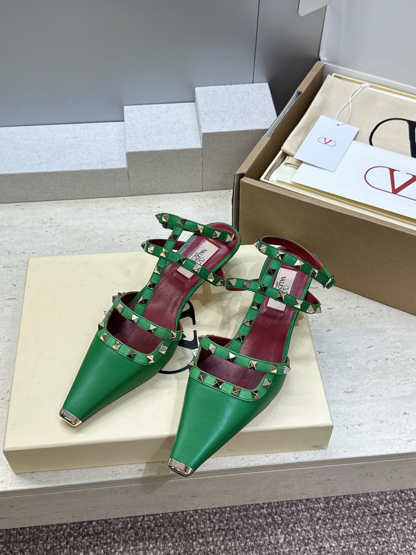 (配全套飞机盒)Valentino 2026早春新款时尚三带铆钉铁头女鞋 华伦天奴字母logo五金扣低跟