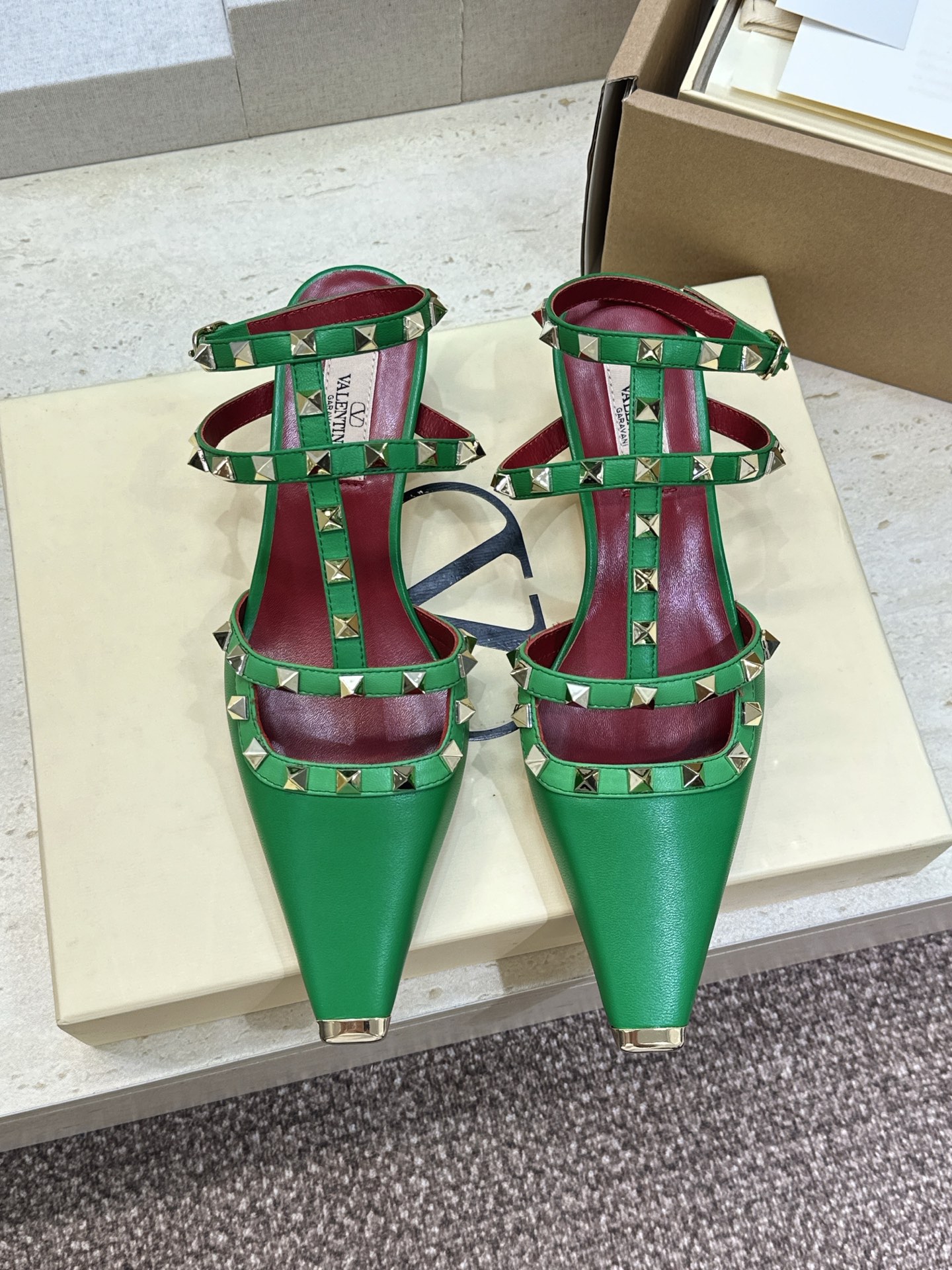 (配全套飞机盒)Valentino 2026早春新款时尚三带铆钉铁头女鞋 华伦天奴字母logo五金扣低跟