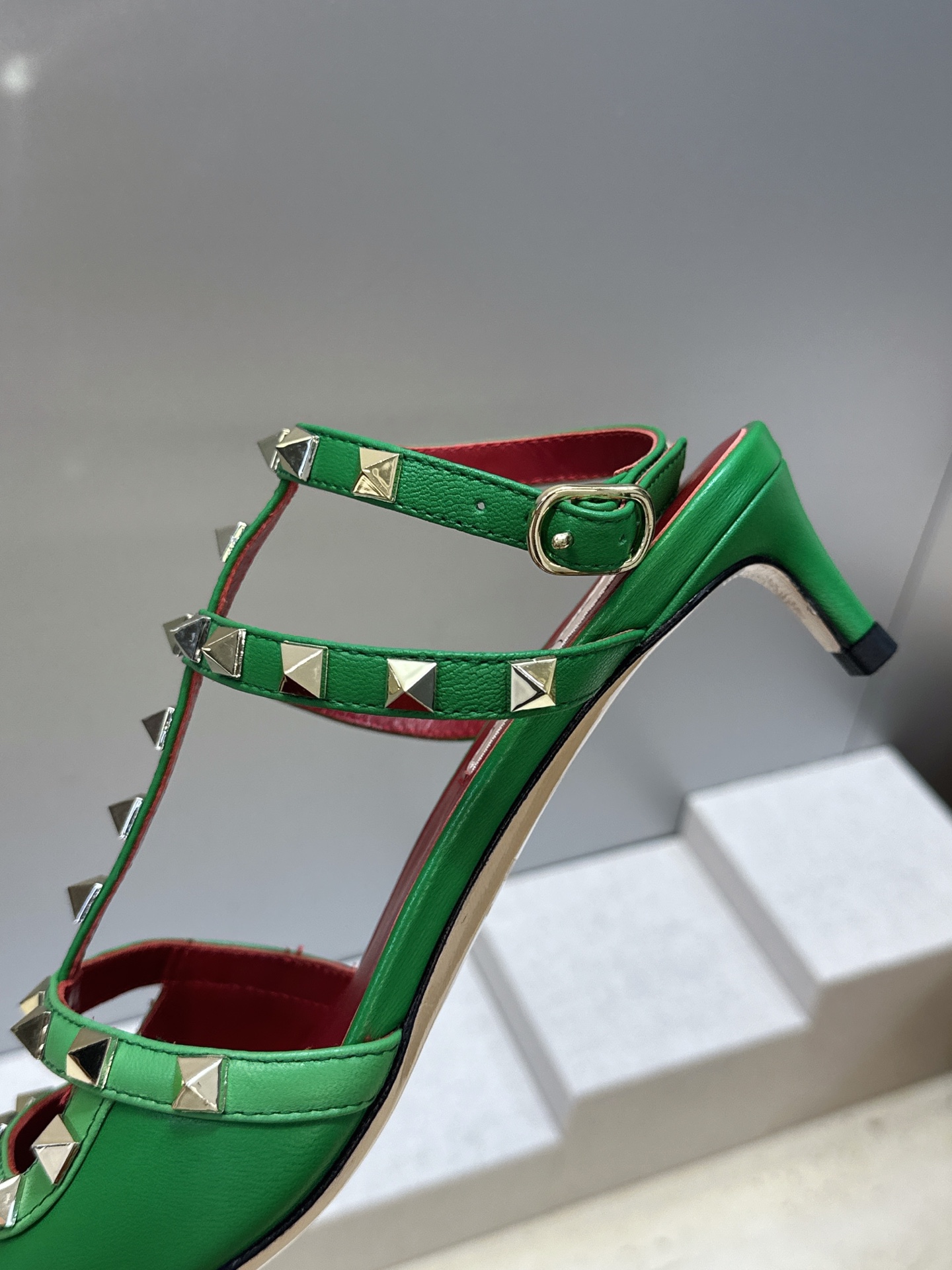 (配全套飞机盒)Valentino 2026早春新款时尚三带铆钉铁头女鞋 华伦天奴字母logo五金扣低跟
