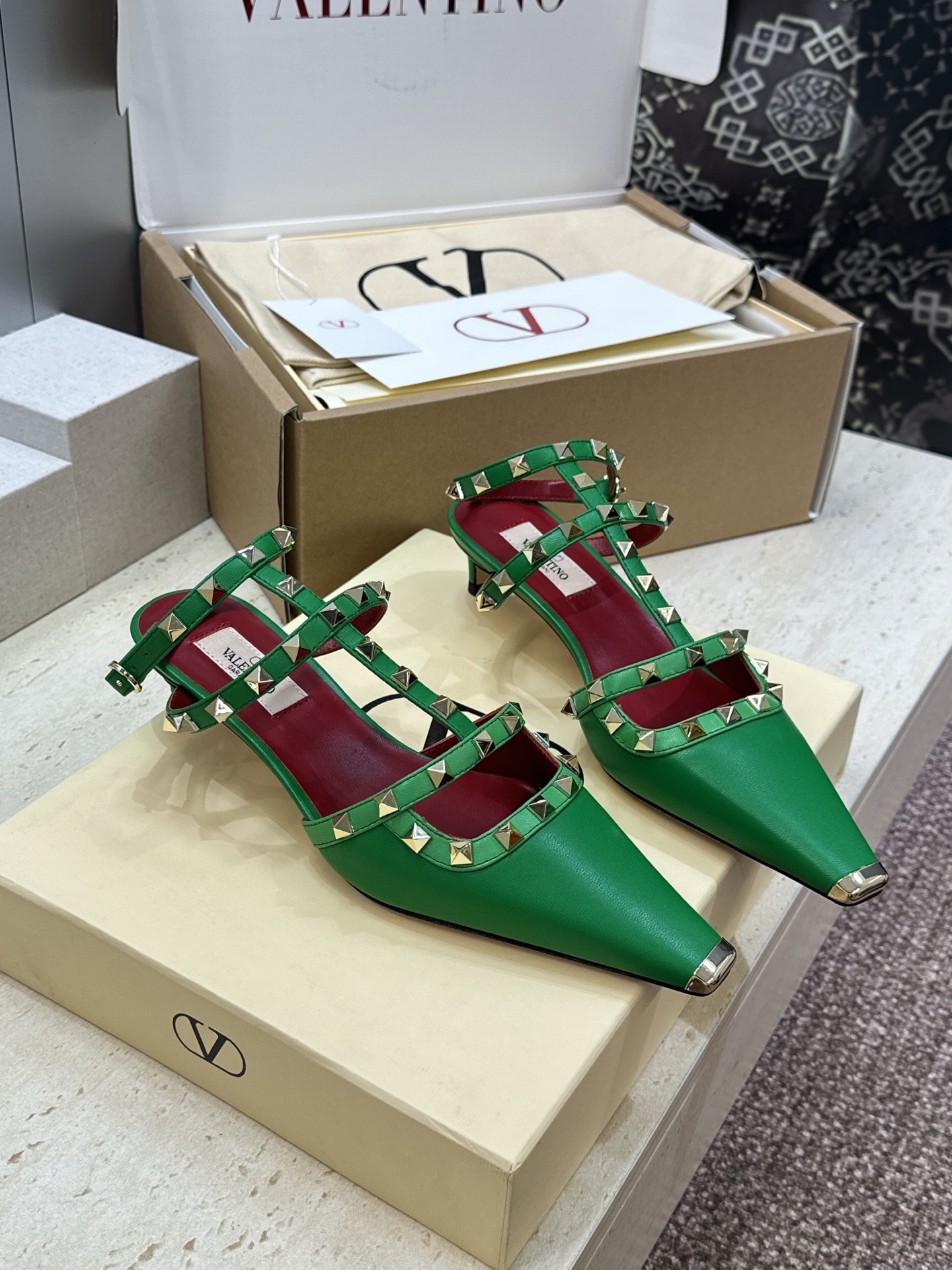(配全套飞机盒)Valentino 2026早春新款时尚三带铆钉铁头女鞋 华伦天奴字母logo五金扣低跟