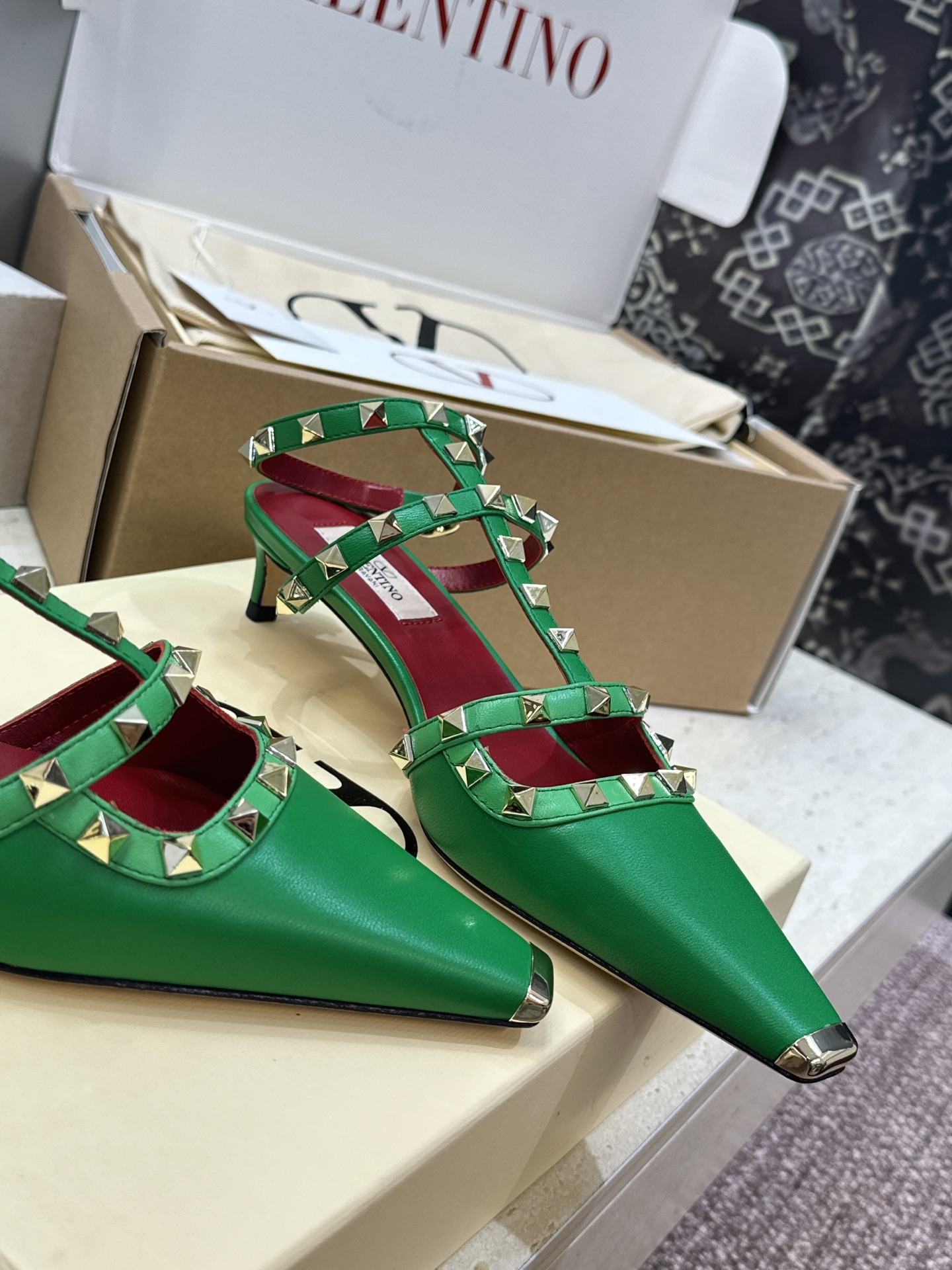 (配全套飞机盒)Valentino 2026早春新款时尚三带铆钉铁头女鞋 华伦天奴字母logo五金扣低跟
