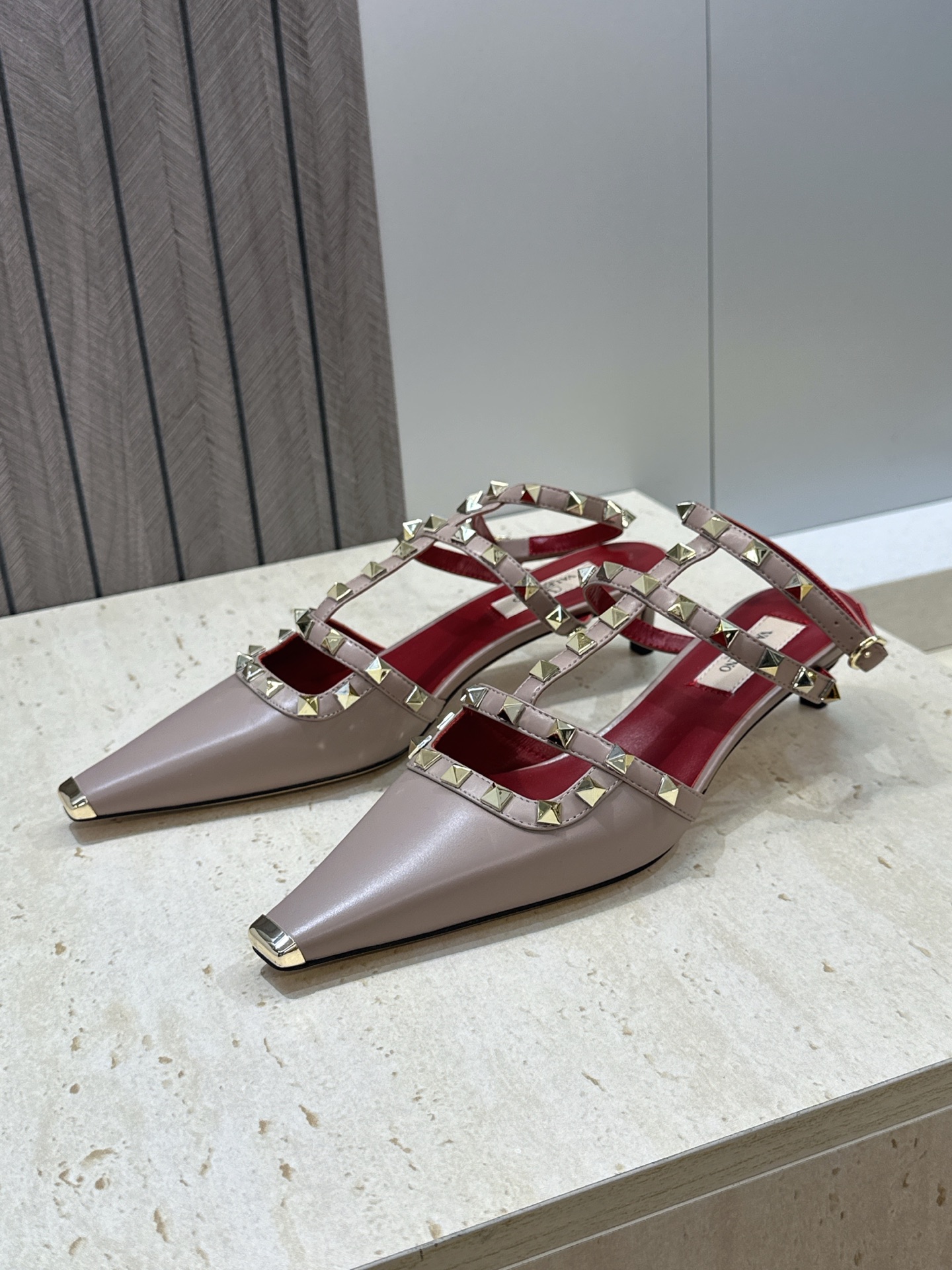 (配全套飞机盒)Valentino 2026早春新款时尚三带铆钉铁头女鞋 华伦天奴字母logo五金扣低跟