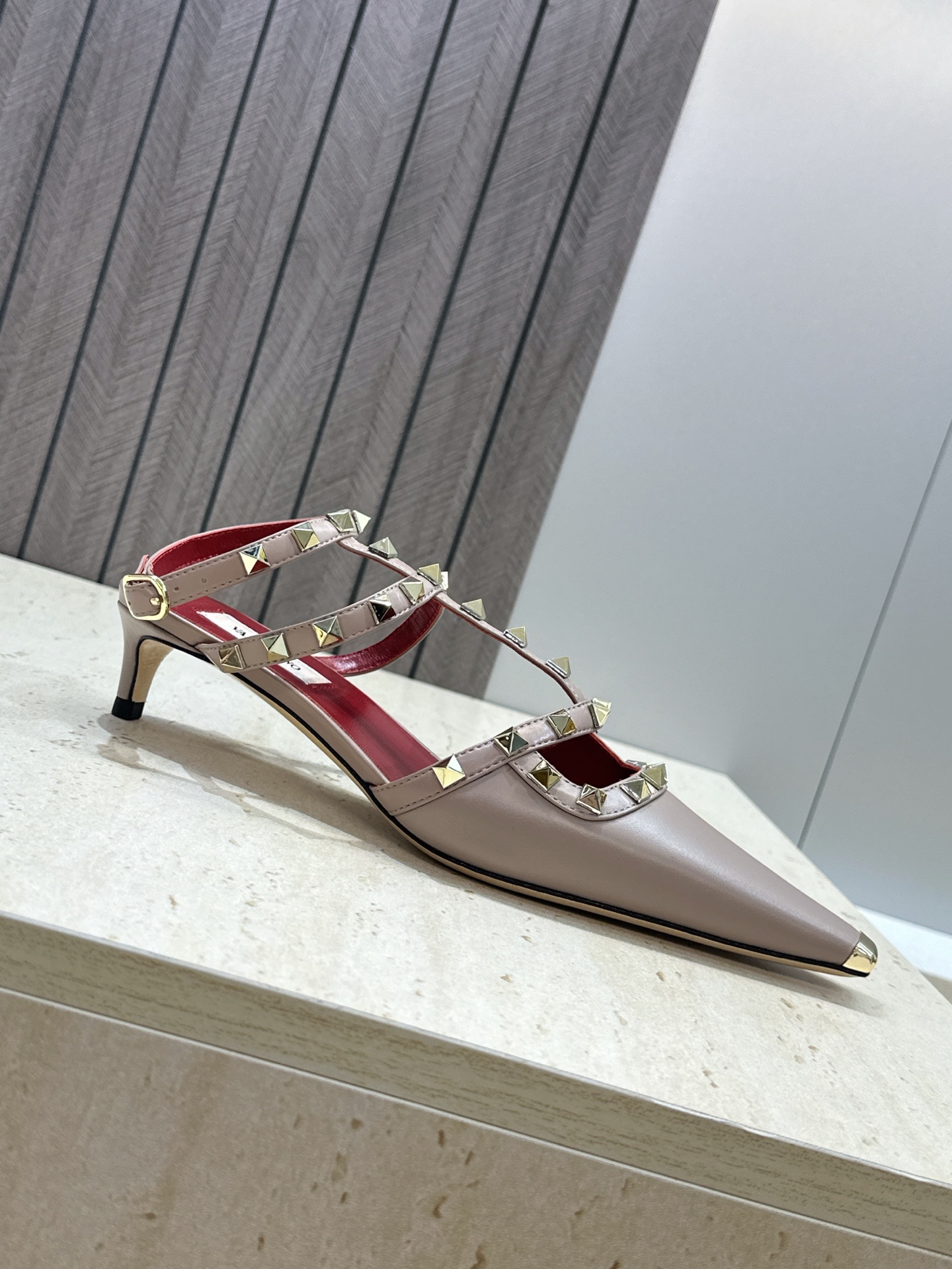 (配全套飞机盒)Valentino 2026早春新款时尚三带铆钉铁头女鞋 华伦天奴字母logo五金扣低跟