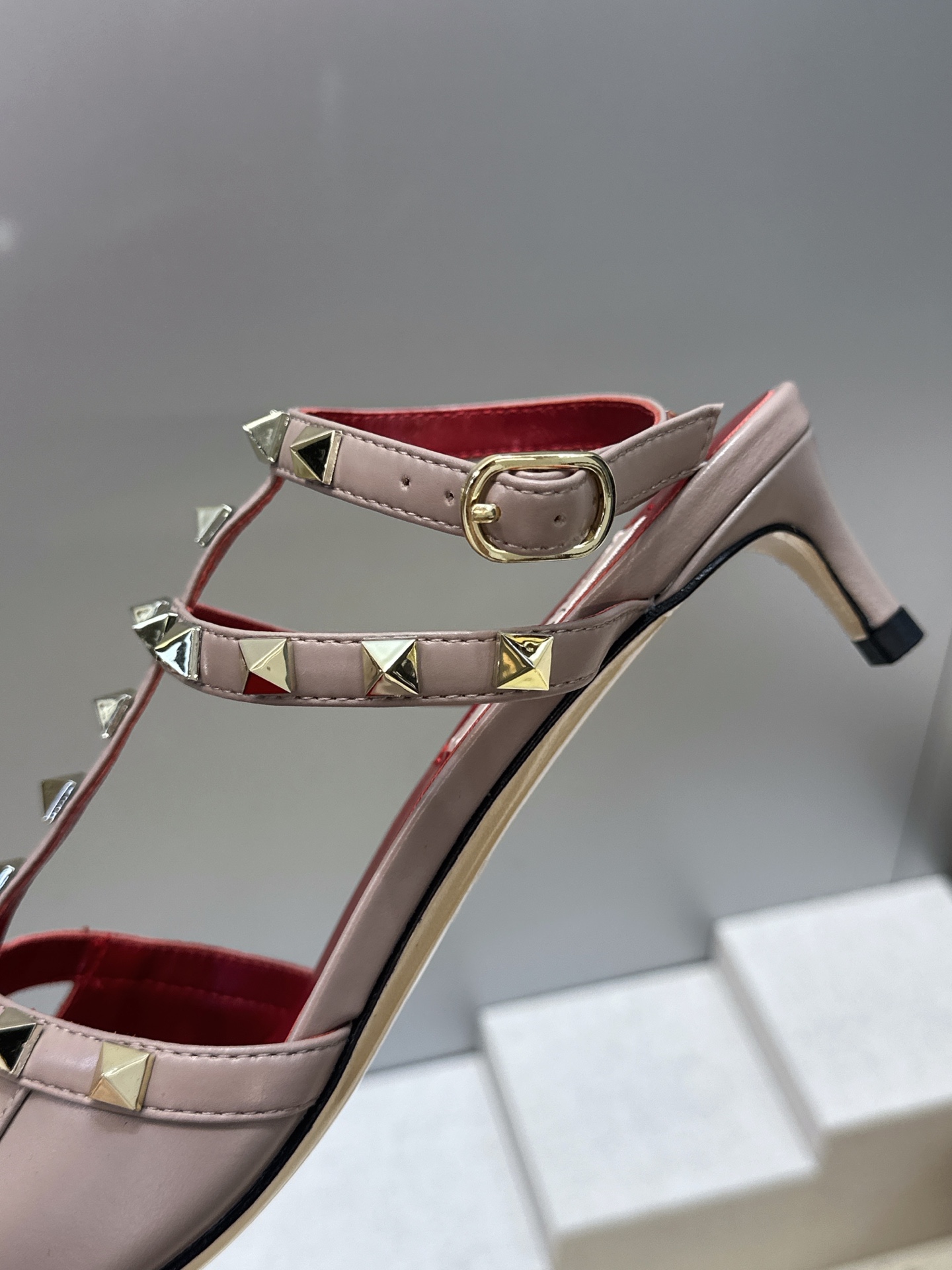 (配全套飞机盒)Valentino 2026早春新款时尚三带铆钉铁头女鞋 华伦天奴字母logo五金扣低跟