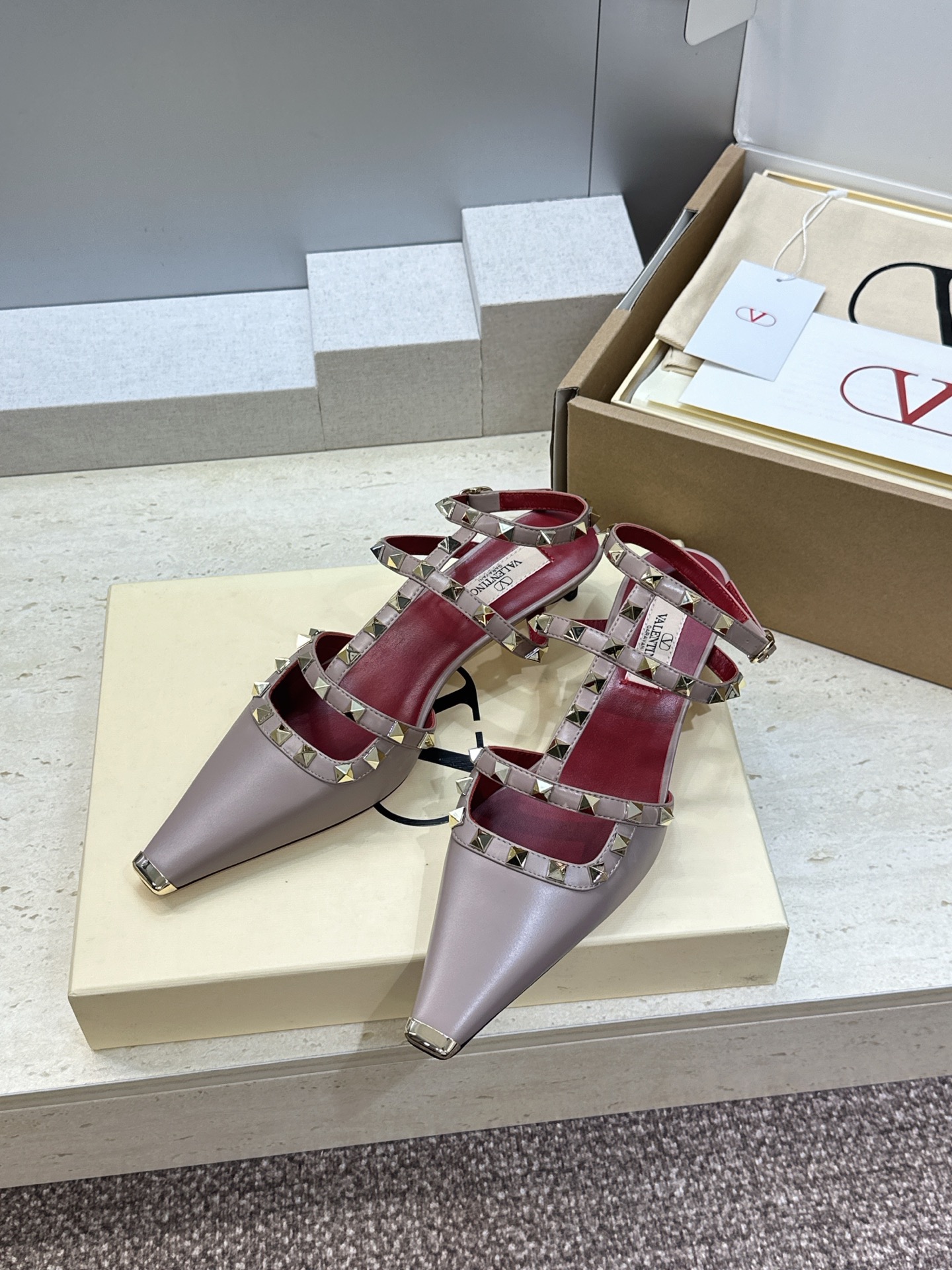 (配全套飞机盒)Valentino 2026早春新款时尚三带铆钉铁头女鞋 华伦天奴字母logo五金扣低跟
