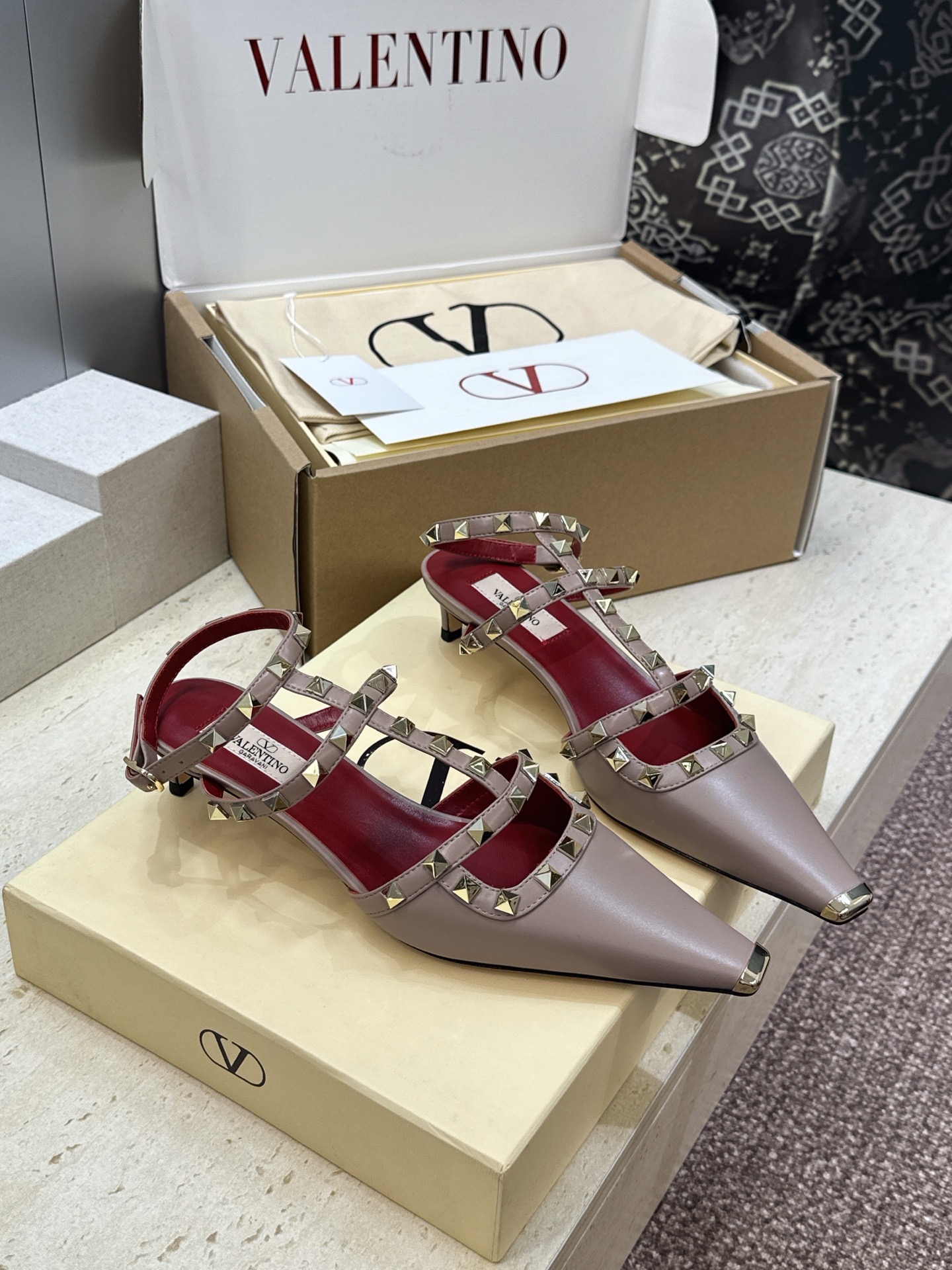 (配全套飞机盒)Valentino 2026早春新款时尚三带铆钉铁头女鞋 华伦天奴字母logo五金扣低跟
