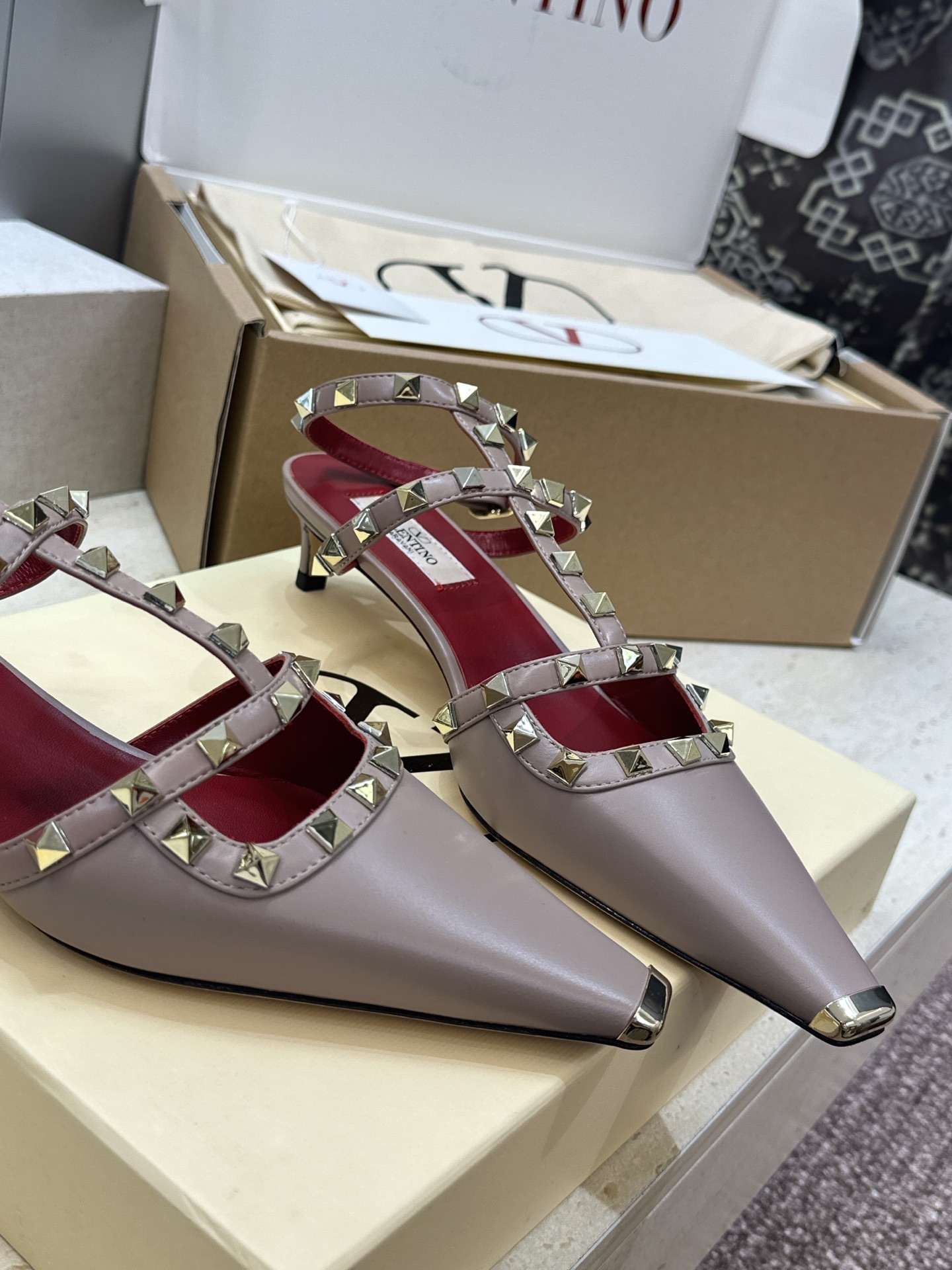(配全套飞机盒)Valentino 2026早春新款时尚三带铆钉铁头女鞋 华伦天奴字母logo五金扣低跟