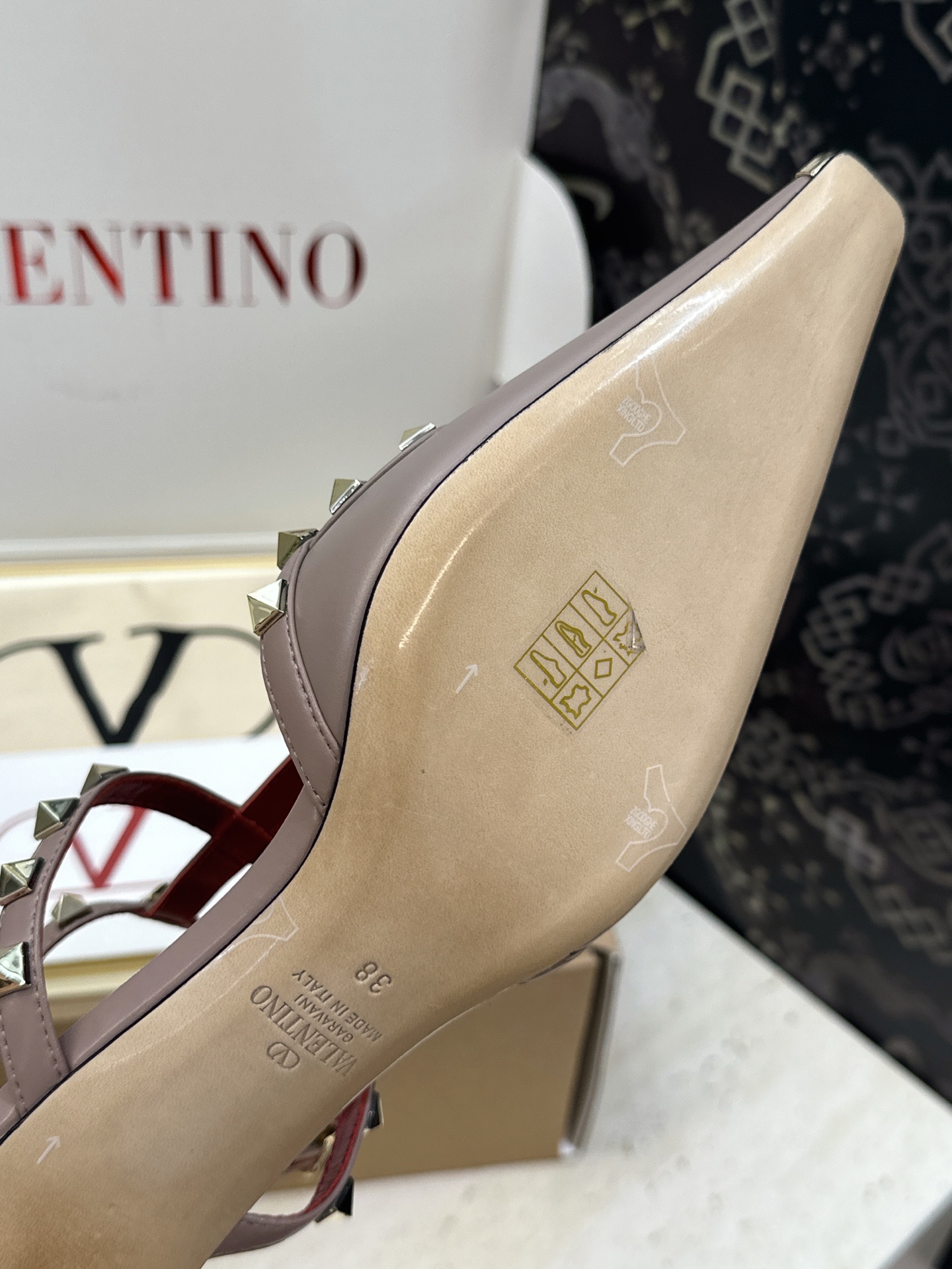 (配全套飞机盒)Valentino 2026早春新款时尚三带铆钉铁头女鞋 华伦天奴字母logo五金扣低跟
