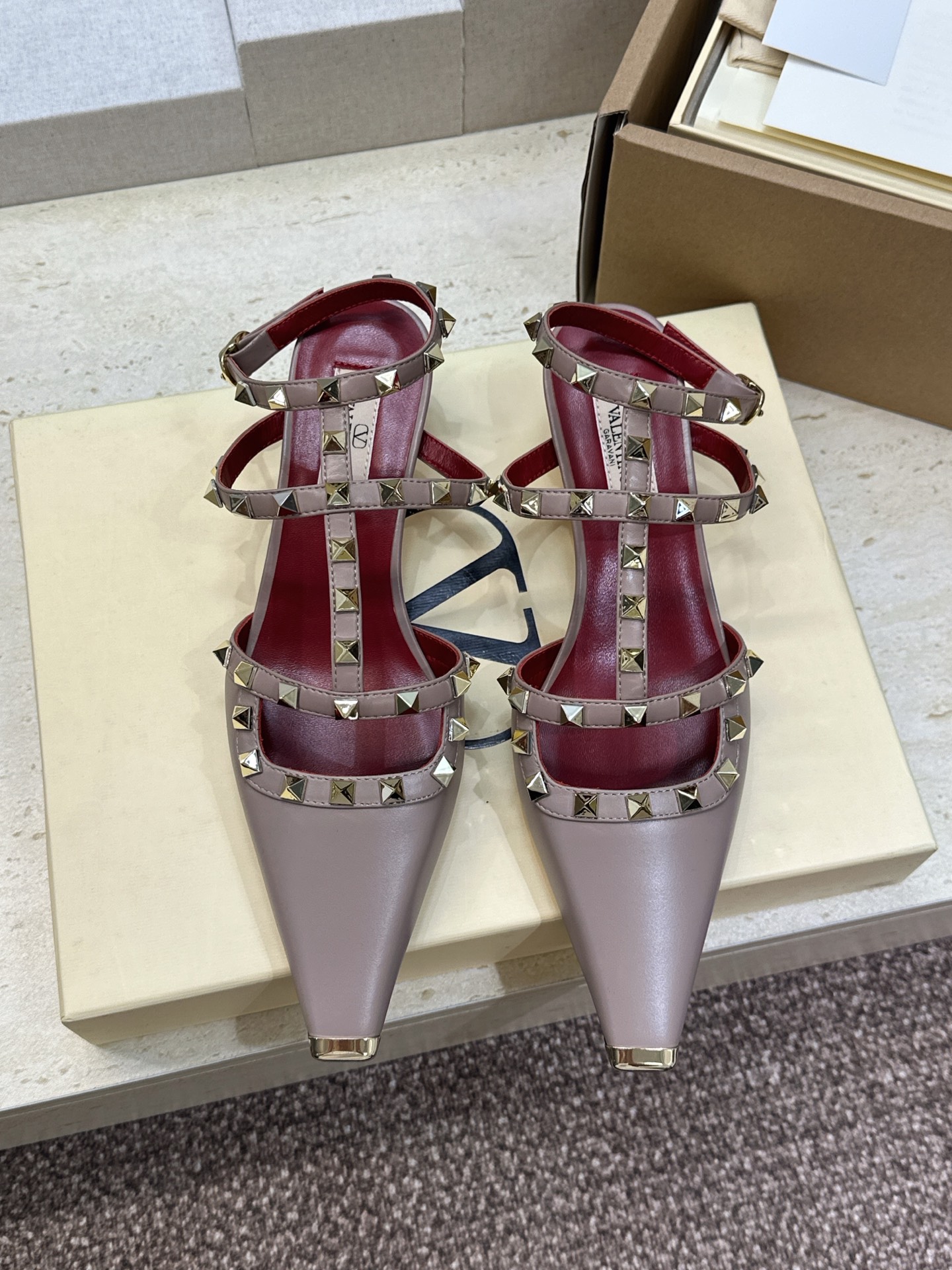 (配全套飞机盒)Valentino 2026早春新款时尚三带铆钉铁头女鞋 华伦天奴字母logo五金扣低跟