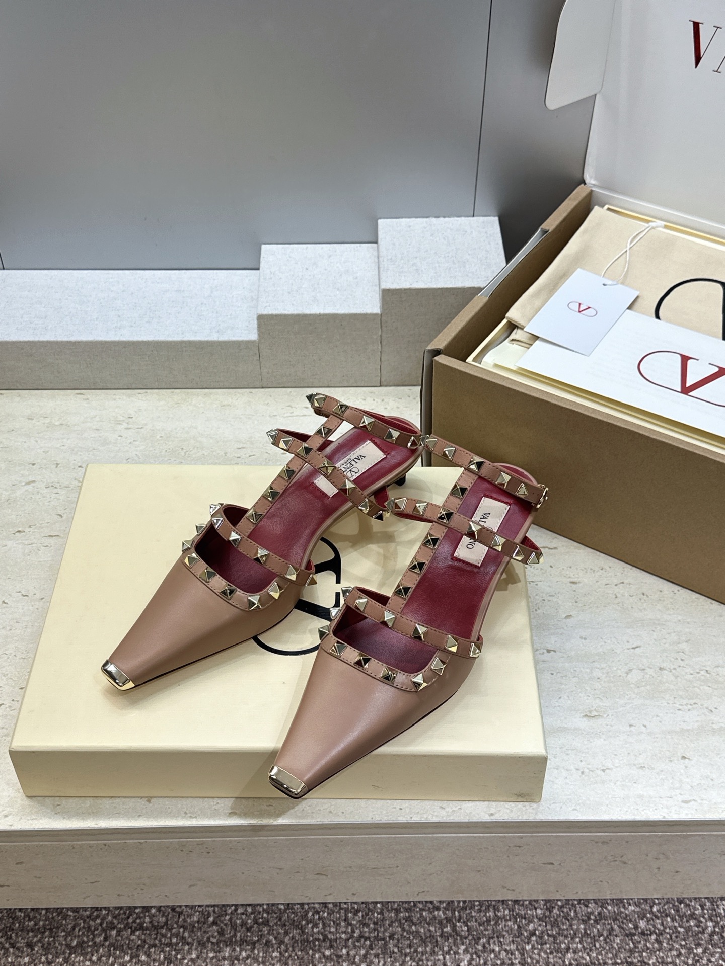 (配全套飞机盒)Valentino 2026早春新款时尚三带铆钉铁头女鞋 华伦天奴字母logo五金扣低跟