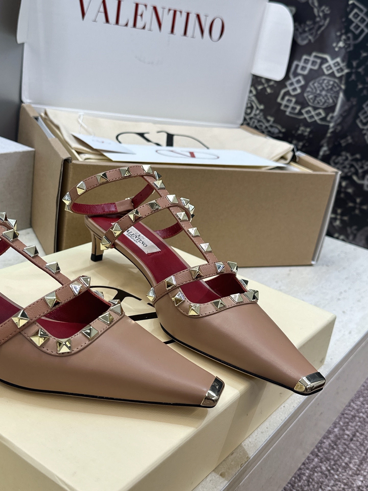 (配全套飞机盒)Valentino 2026早春新款时尚三带铆钉铁头女鞋 华伦天奴字母logo五金扣低跟