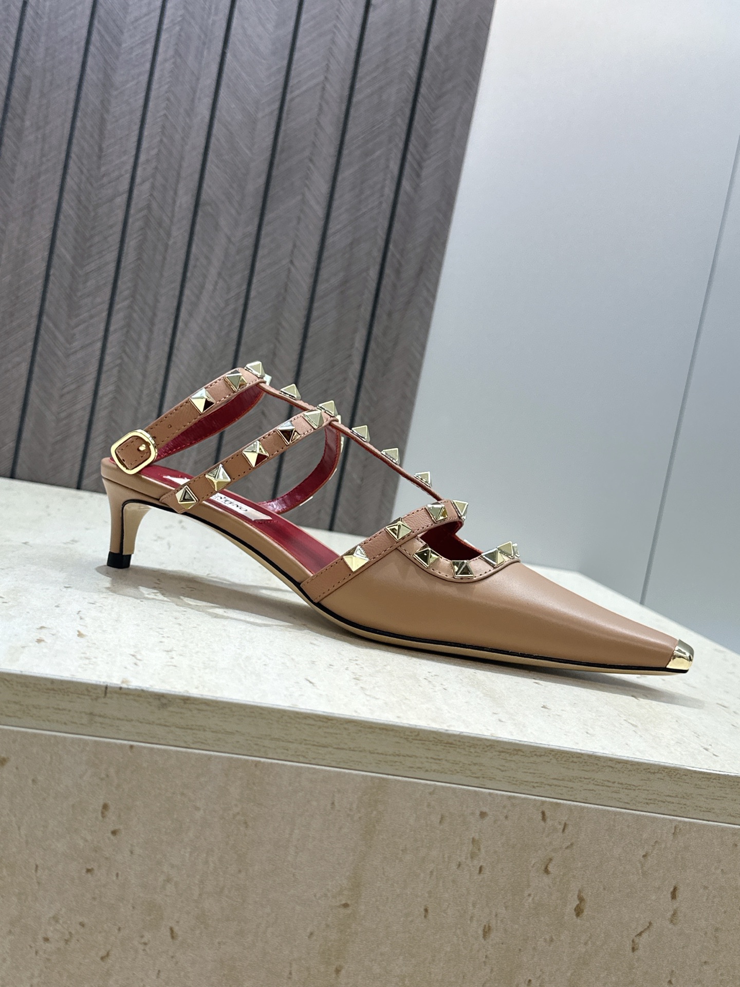 (配全套飞机盒)Valentino 2026早春新款时尚三带铆钉铁头女鞋 华伦天奴字母logo五金扣低跟