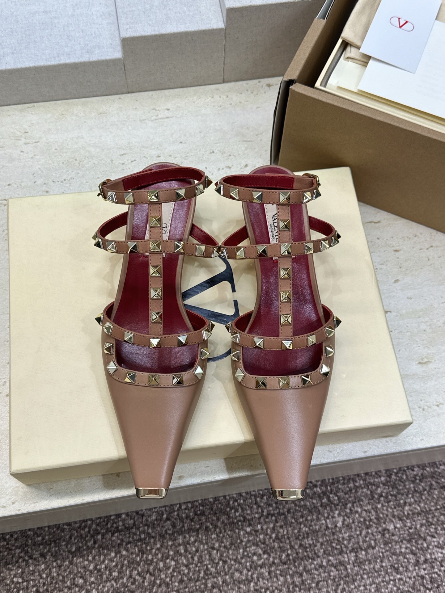 (配全套飞机盒)Valentino 2026早春新款时尚三带铆钉铁头女鞋 华伦天奴字母logo五金扣低跟