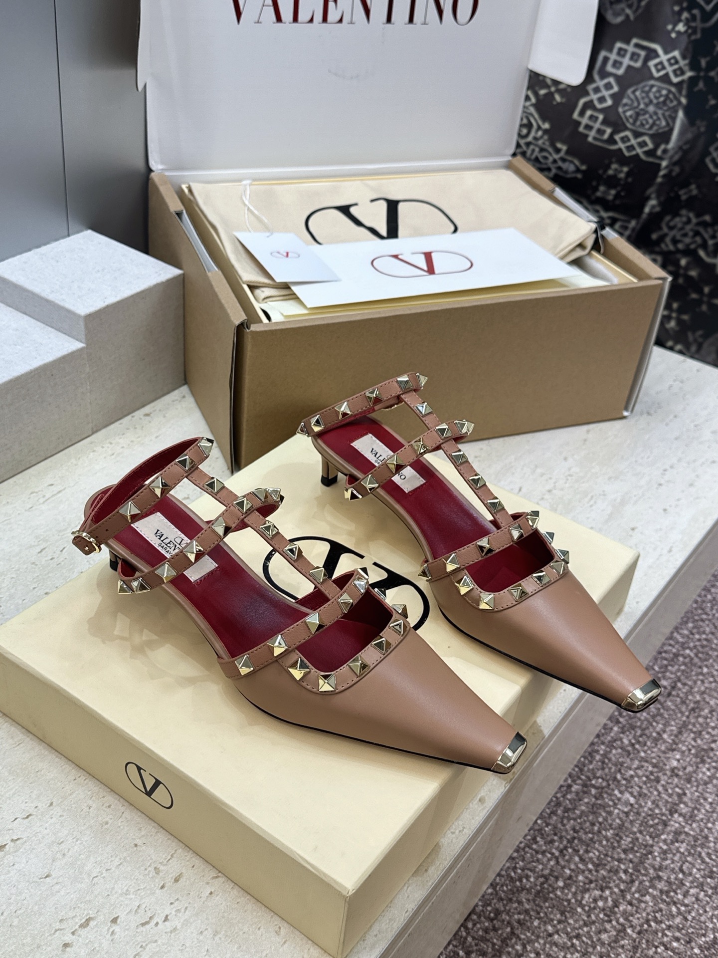 (配全套飞机盒)Valentino 2026早春新款时尚三带铆钉铁头女鞋 华伦天奴字母logo五金扣低跟