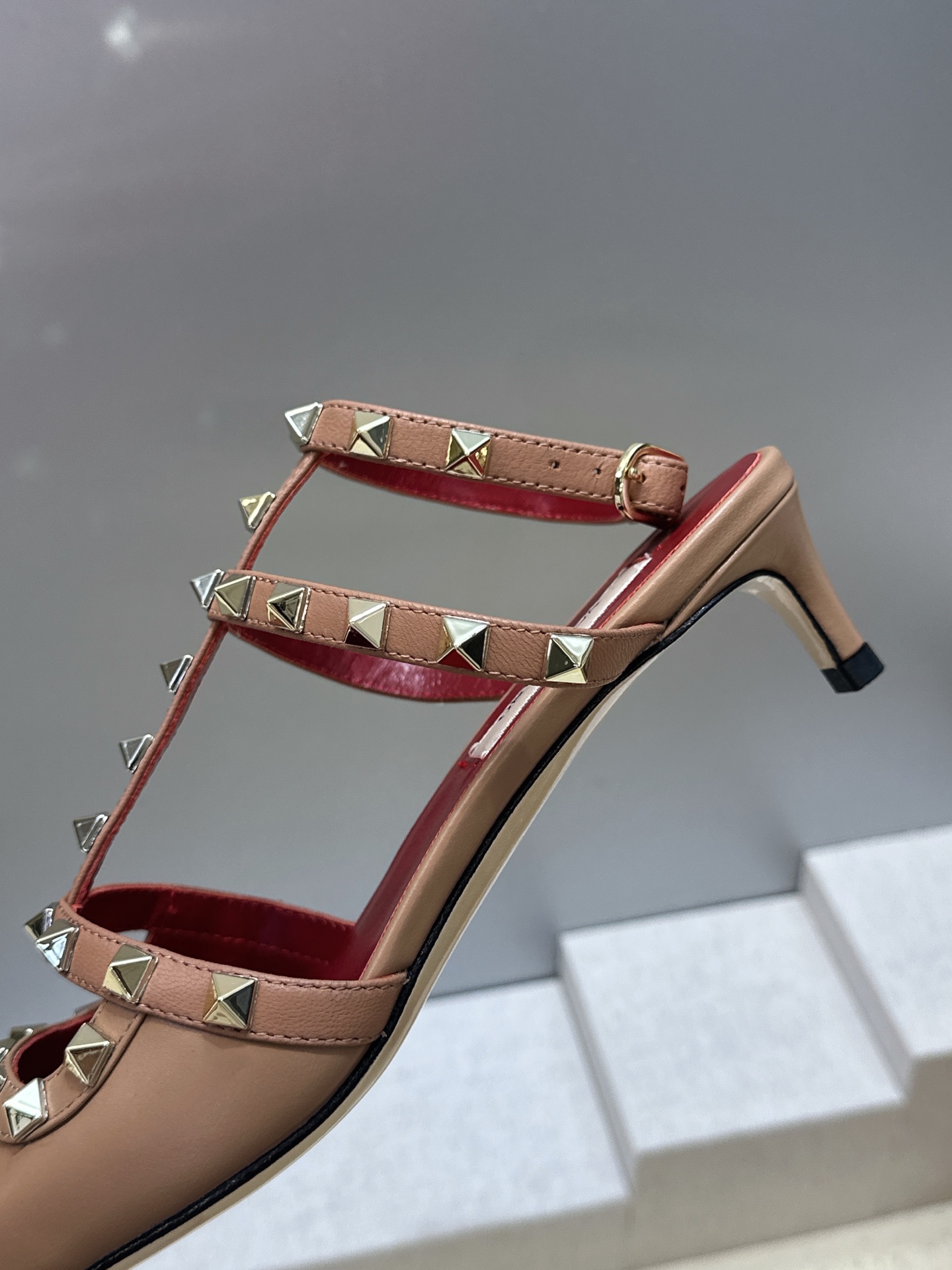 (配全套飞机盒)Valentino 2026早春新款时尚三带铆钉铁头女鞋 华伦天奴字母logo五金扣低跟