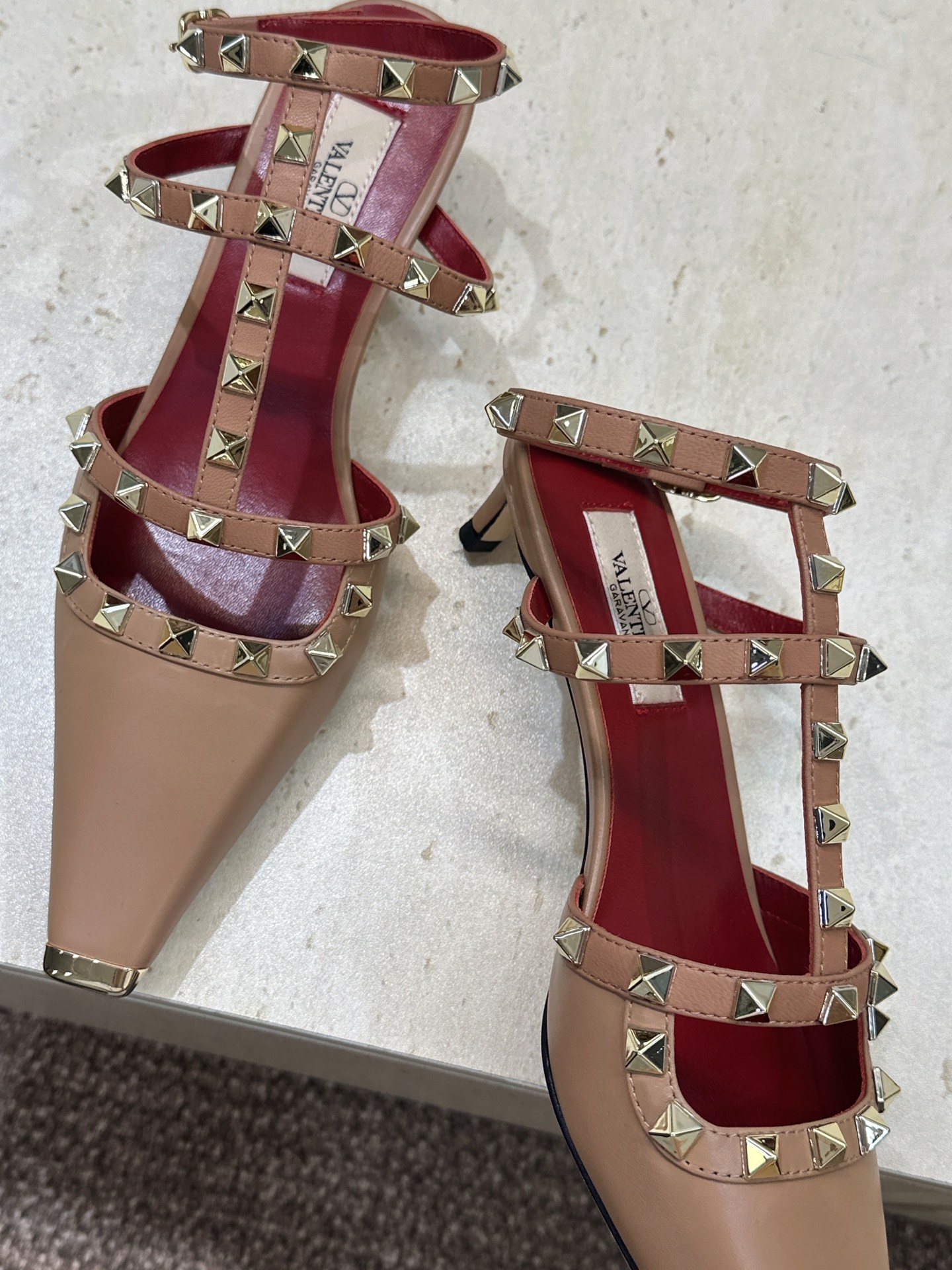 (配全套飞机盒)Valentino 2026早春新款时尚三带铆钉铁头女鞋 华伦天奴字母logo五金扣低跟