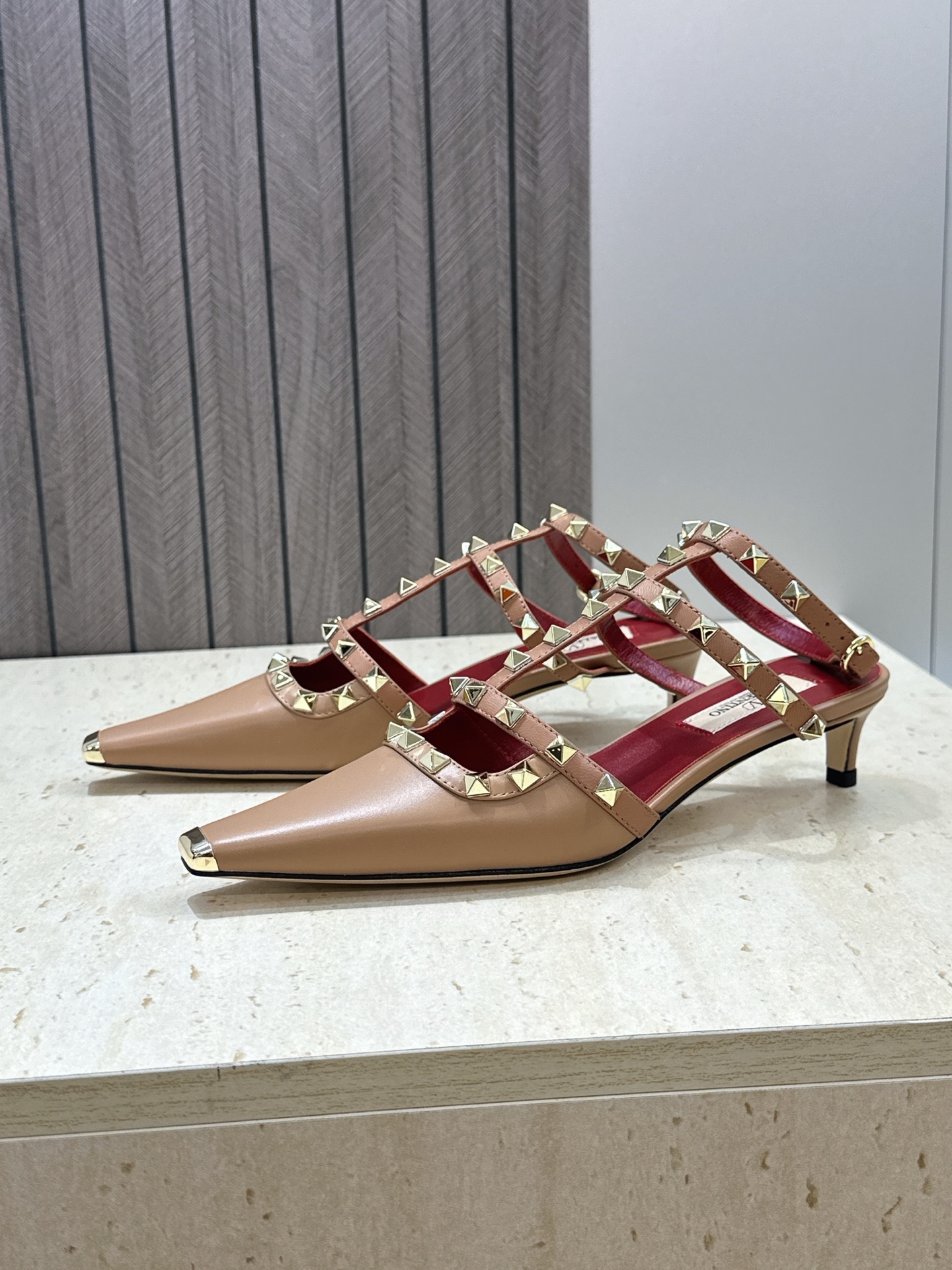 (配全套飞机盒)Valentino 2026早春新款时尚三带铆钉铁头女鞋 华伦天奴字母logo五金扣低跟