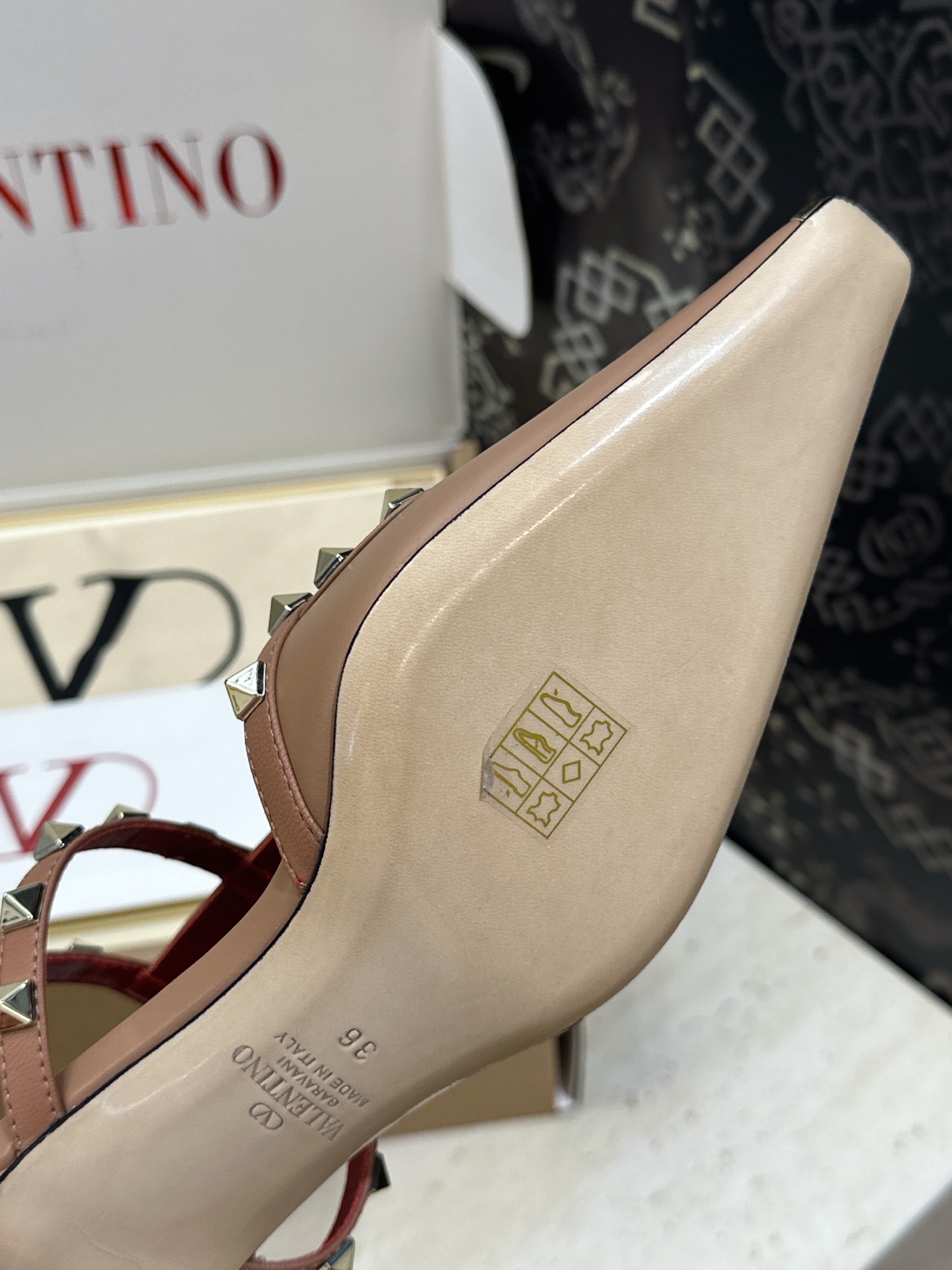 (配全套飞机盒)Valentino 2026早春新款时尚三带铆钉铁头女鞋 华伦天奴字母logo五金扣低跟