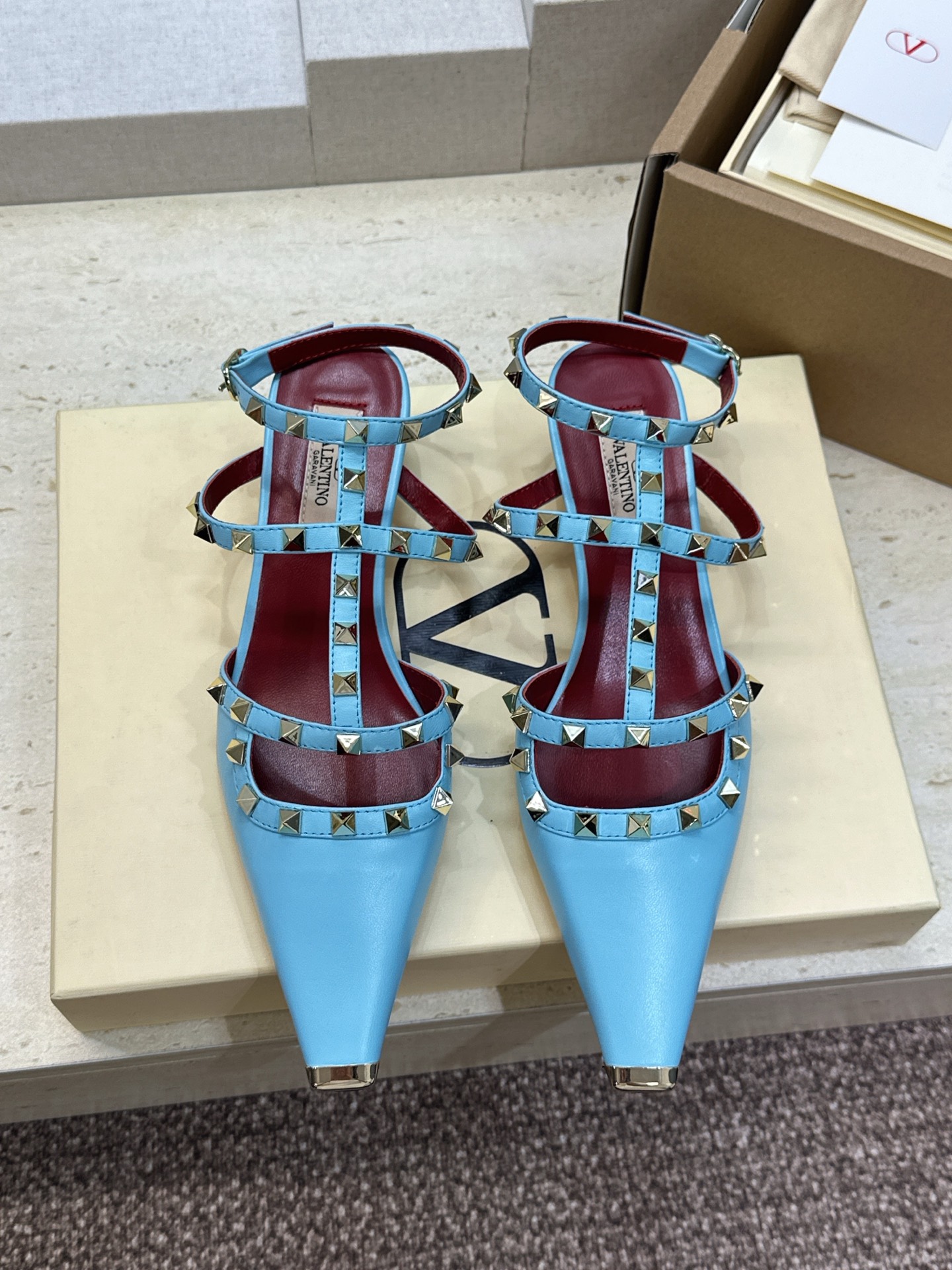 (配全套飞机盒)Valentino 2026早春新款时尚三带铆钉铁头女鞋 华伦天奴字母logo五金扣低跟