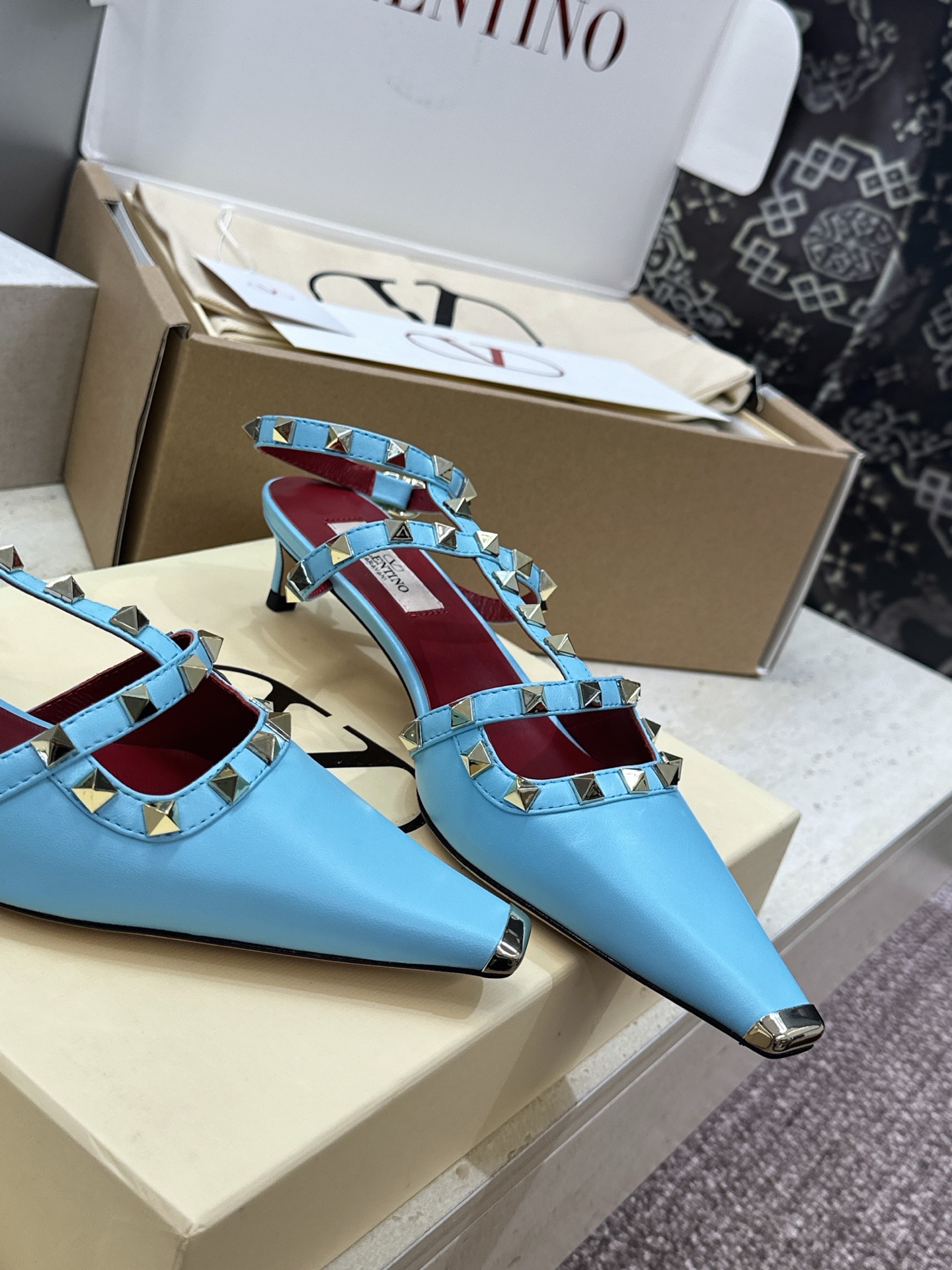 (配全套飞机盒)Valentino 2026早春新款时尚三带铆钉铁头女鞋 华伦天奴字母logo五金扣低跟