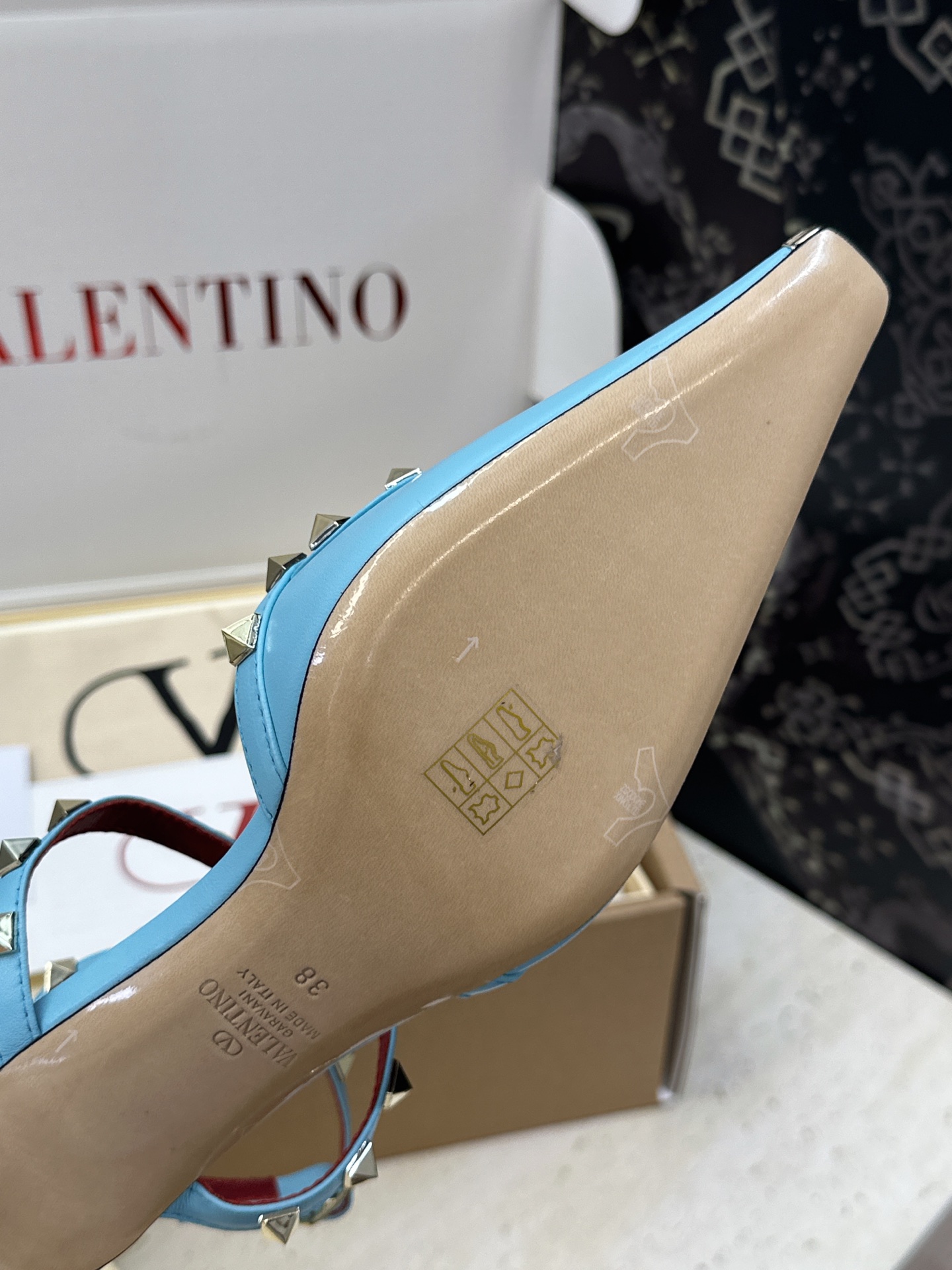 (配全套飞机盒)Valentino 2026早春新款时尚三带铆钉铁头女鞋 华伦天奴字母logo五金扣低跟