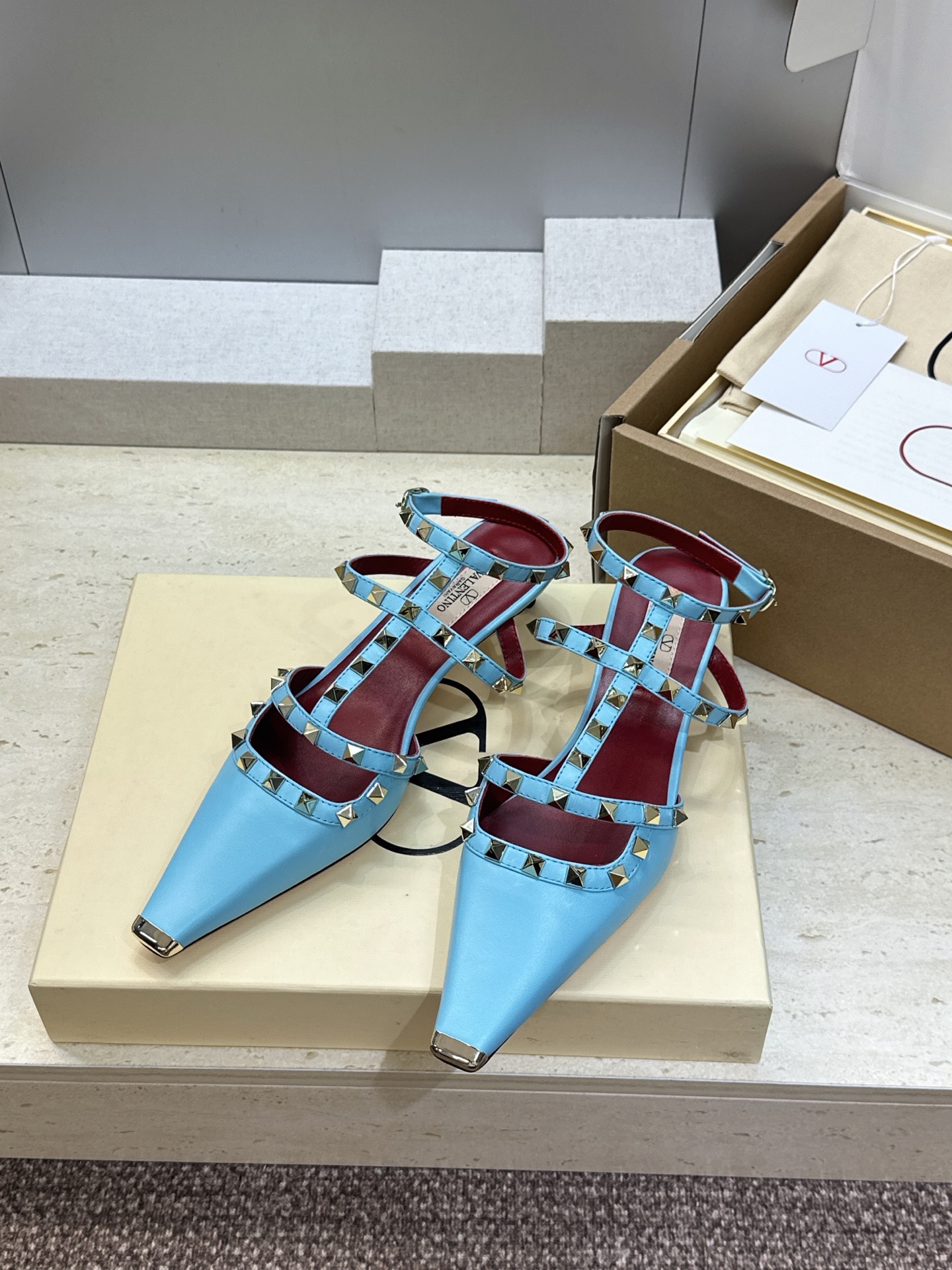 (配全套飞机盒)Valentino 2026早春新款时尚三带铆钉铁头女鞋 华伦天奴字母logo五金扣低跟