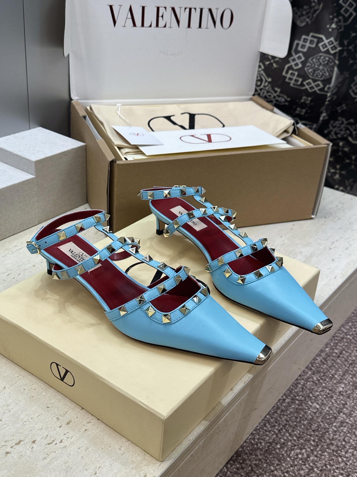 (配全套飞机盒)Valentino 2026早春新款时尚三带铆钉铁头女鞋 华伦天奴字母logo五金扣低跟