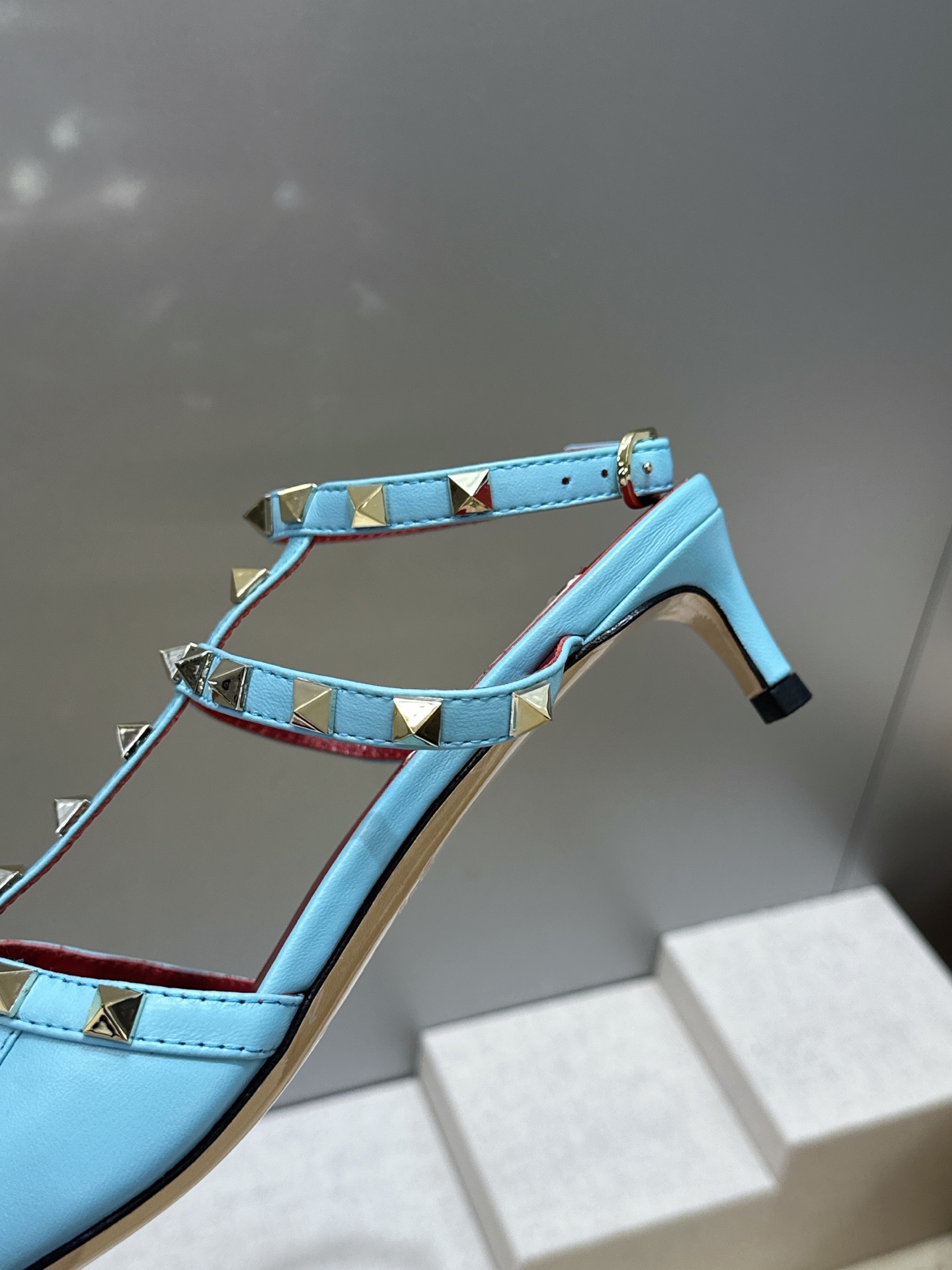(配全套飞机盒)Valentino 2026早春新款时尚三带铆钉铁头女鞋 华伦天奴字母logo五金扣低跟