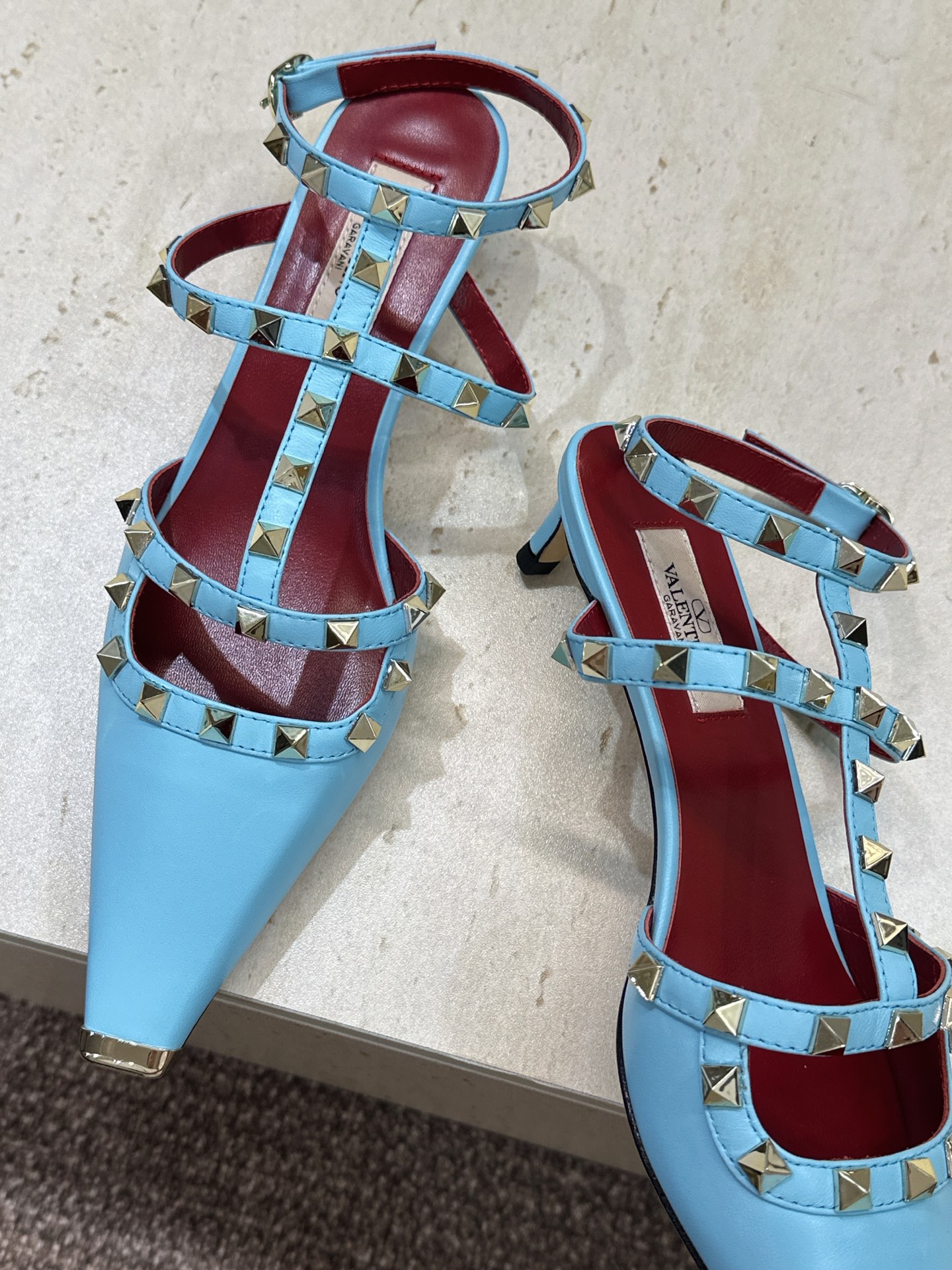 (配全套飞机盒)Valentino 2026早春新款时尚三带铆钉铁头女鞋 华伦天奴字母logo五金扣低跟