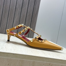 (配全套飞机盒)Valentino 2026早春新款时尚三带铆钉铁头女鞋 华伦天奴字母logo五金扣低跟 (配全套飞机盒)Valentino 2026早春新款时尚三带铆钉铁头女鞋 华伦天奴字母logo五金扣低跟