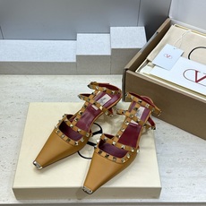 (配全套飞机盒)Valentino 2026早春新款时尚三带铆钉铁头女鞋 华伦天奴字母logo五金扣低跟 (配全套飞机盒)Valentino 2026早春新款时尚三带铆钉铁头女鞋 华伦天奴字母logo五金扣低跟